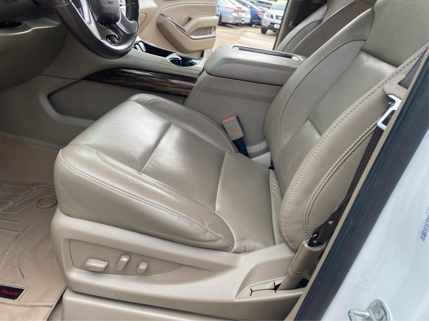 2020 WHITE GMC YUKON SLT (1GKS2BKC8LR) with an 5.3L engine, Automatic transmission, located at 908 SE 14th Street, Des Moines, IA, 50317, (515) 281-0330, 41.580303, -93.597046 - Photo#18