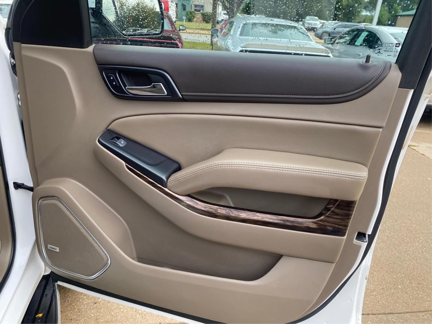 2020 WHITE GMC YUKON SLT (1GKS2BKC8LR) with an 5.3L engine, Automatic transmission, located at 908 SE 14th Street, Des Moines, IA, 50317, (515) 281-0330, 41.580303, -93.597046 - Photo#20