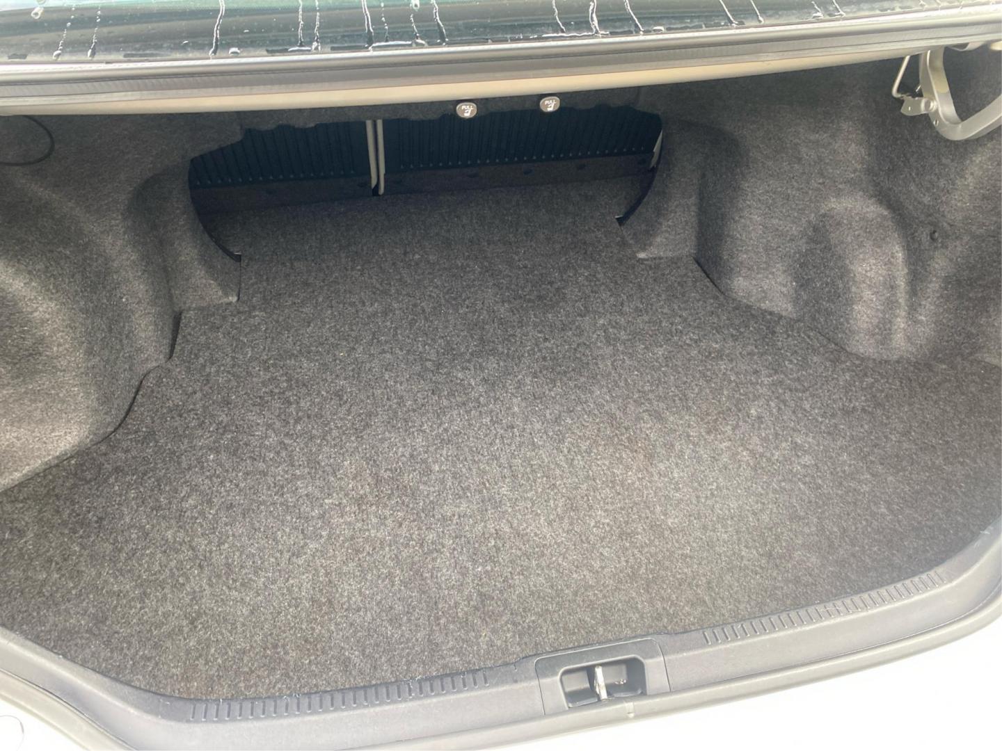 2012 SILVER TOYOTA CAMRY LE (4T1BF1FK4CU) with an 2.5L engine, Automatic transmission, located at 908 SE 14th Street, Des Moines, IA, 50317, (515) 281-0330, 41.580303, -93.597046 - Photo#12