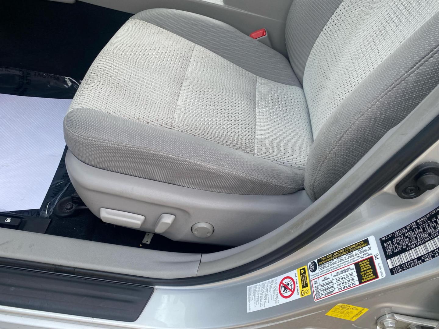 2012 SILVER TOYOTA CAMRY LE (4T1BF1FK4CU) with an 2.5L engine, Automatic transmission, located at 908 SE 14th Street, Des Moines, IA, 50317, (515) 281-0330, 41.580303, -93.597046 - Photo#18