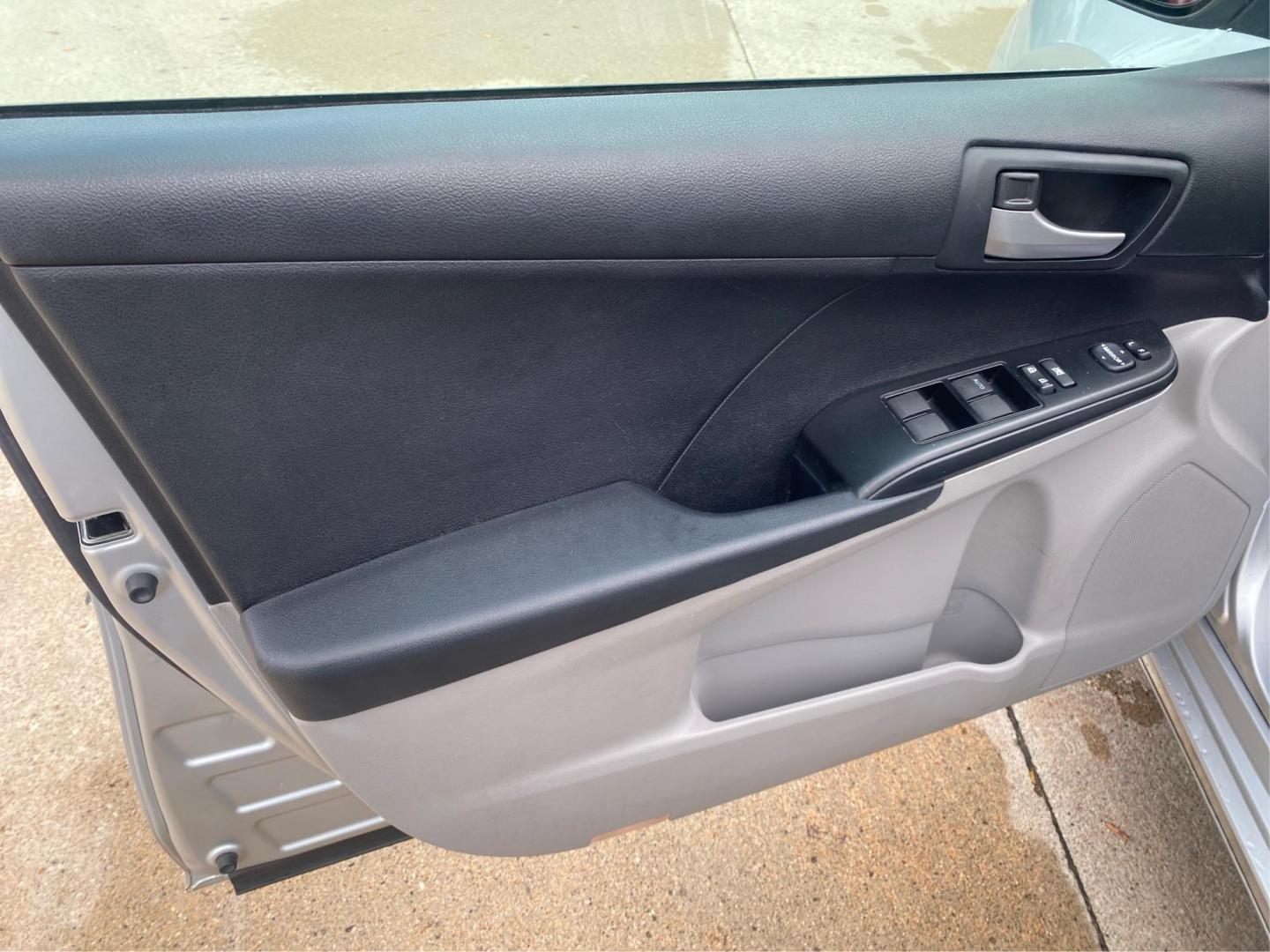 2012 SILVER TOYOTA CAMRY LE (4T1BF1FK4CU) with an 2.5L engine, Automatic transmission, located at 908 SE 14th Street, Des Moines, IA, 50317, (515) 281-0330, 41.580303, -93.597046 - Photo#19