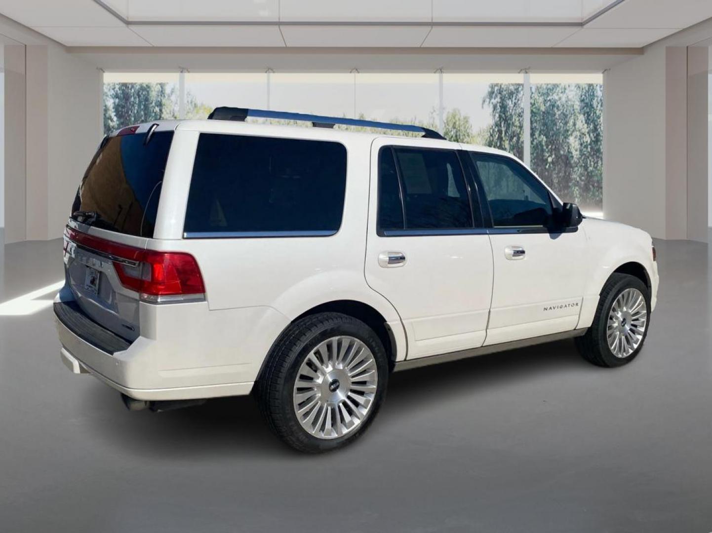 2015 WHITE LINCOLN NAVIGATOR (5LMJJ2JT4FE) with an 3.5L engine, Automatic transmission, located at 908 SE 14th Street, Des Moines, IA, 50317, (515) 281-0330, 41.580303, -93.597046 - Photo#2