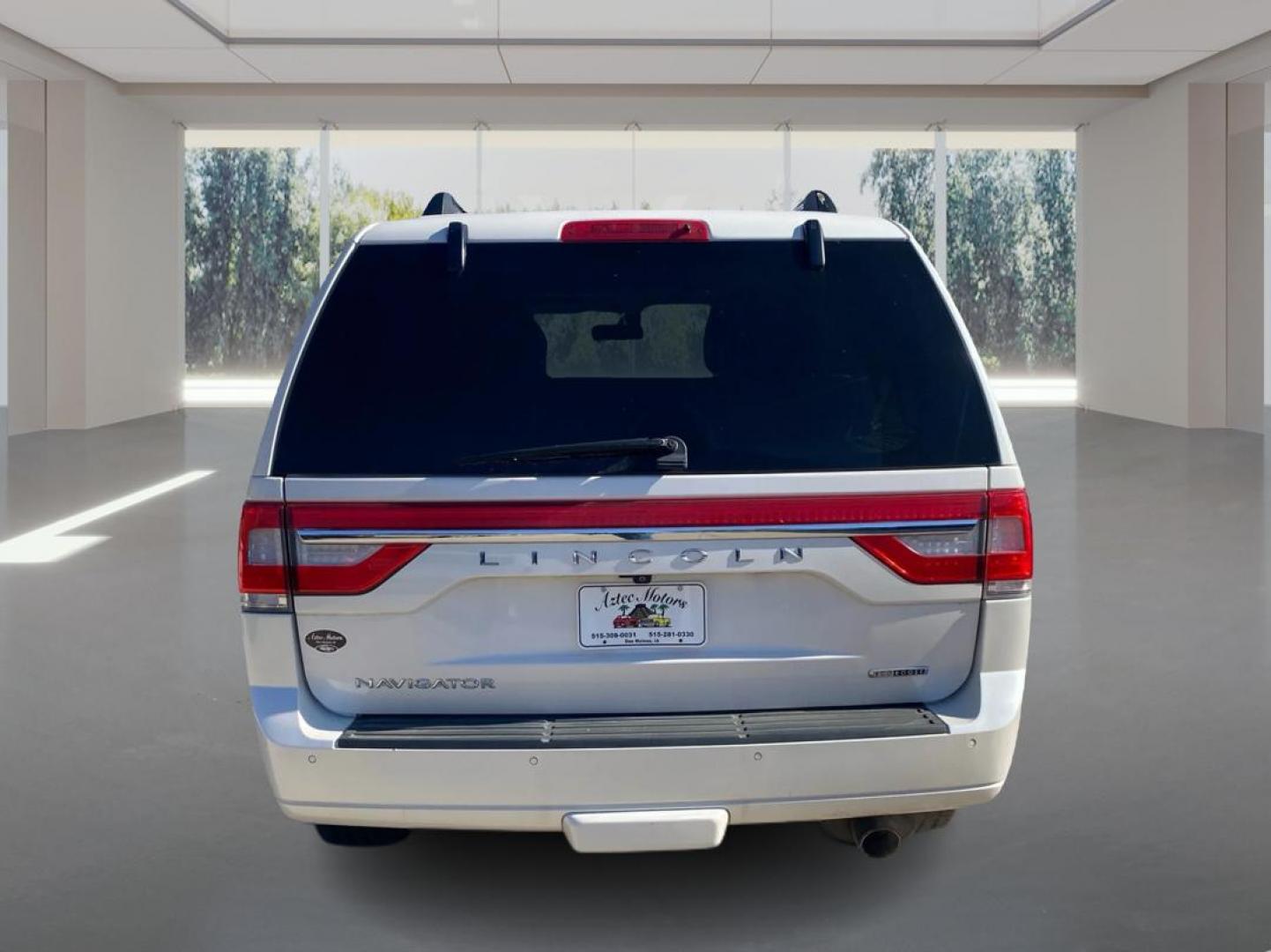2015 WHITE LINCOLN NAVIGATOR (5LMJJ2JT4FE) with an 3.5L engine, Automatic transmission, located at 908 SE 14th Street, Des Moines, IA, 50317, (515) 281-0330, 41.580303, -93.597046 - Photo#3