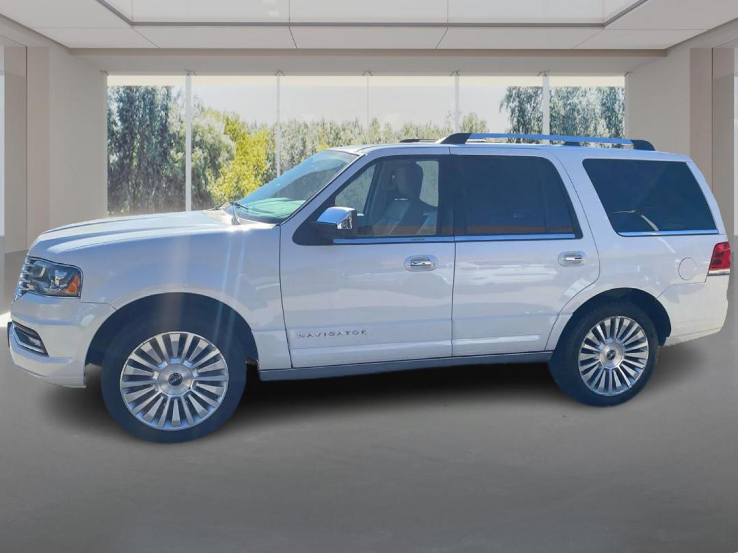 2015 WHITE LINCOLN NAVIGATOR (5LMJJ2JT4FE) with an 3.5L engine, Automatic transmission, located at 908 SE 14th Street, Des Moines, IA, 50317, (515) 281-0330, 41.580303, -93.597046 - Photo#5