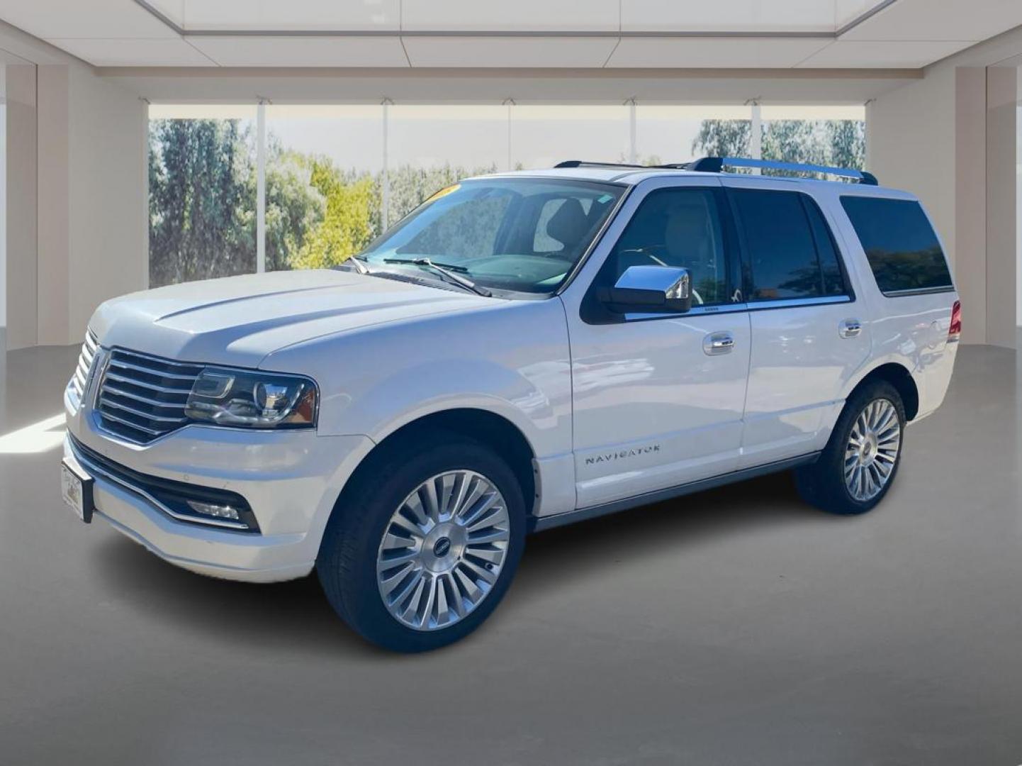 2015 WHITE LINCOLN NAVIGATOR (5LMJJ2JT4FE) with an 3.5L engine, Automatic transmission, located at 908 SE 14th Street, Des Moines, IA, 50317, (515) 281-0330, 41.580303, -93.597046 - Photo#7