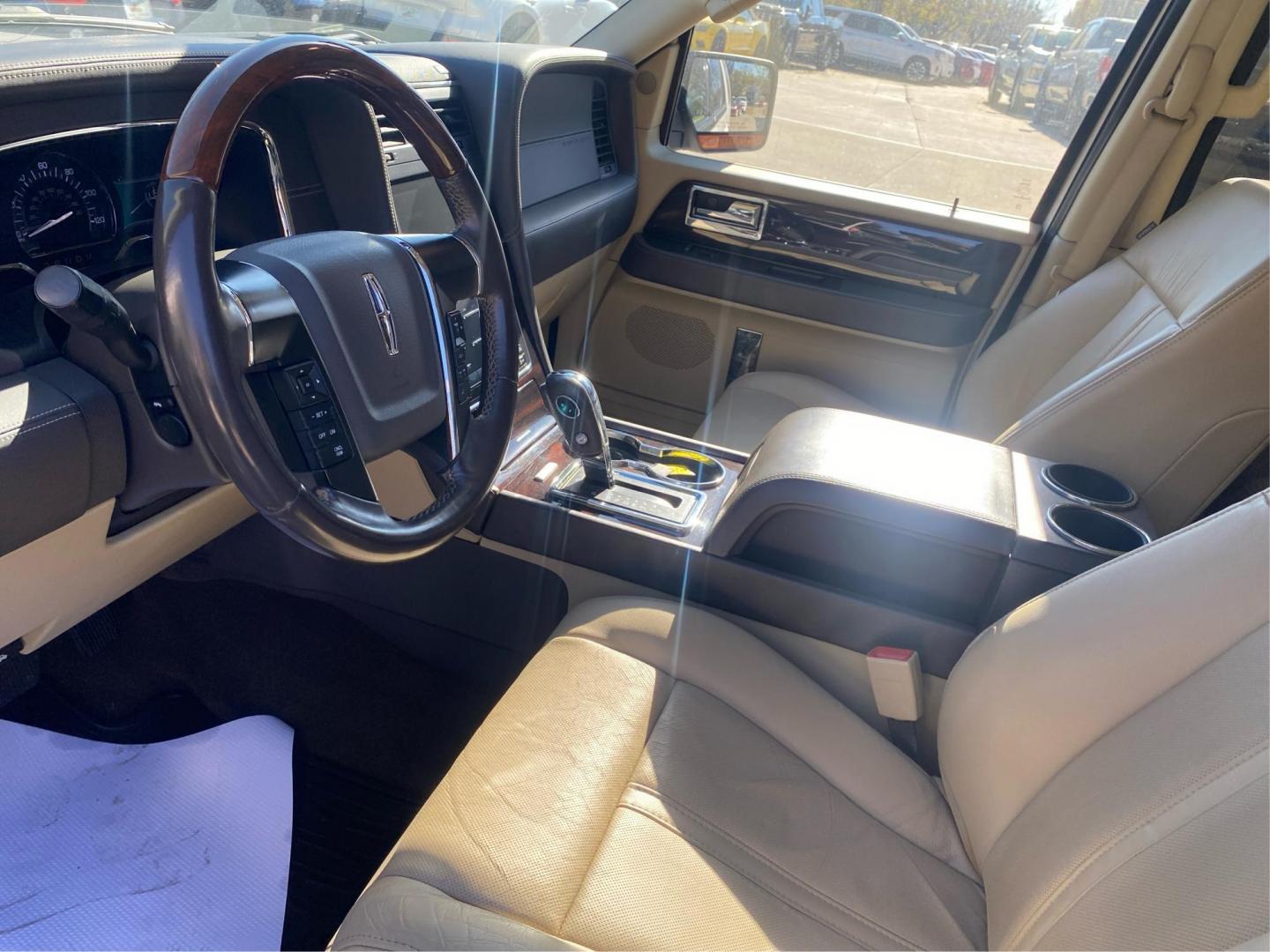 2015 WHITE LINCOLN NAVIGATOR (5LMJJ2JT4FE) with an 3.5L engine, Automatic transmission, located at 908 SE 14th Street, Des Moines, IA, 50317, (515) 281-0330, 41.580303, -93.597046 - Photo#8