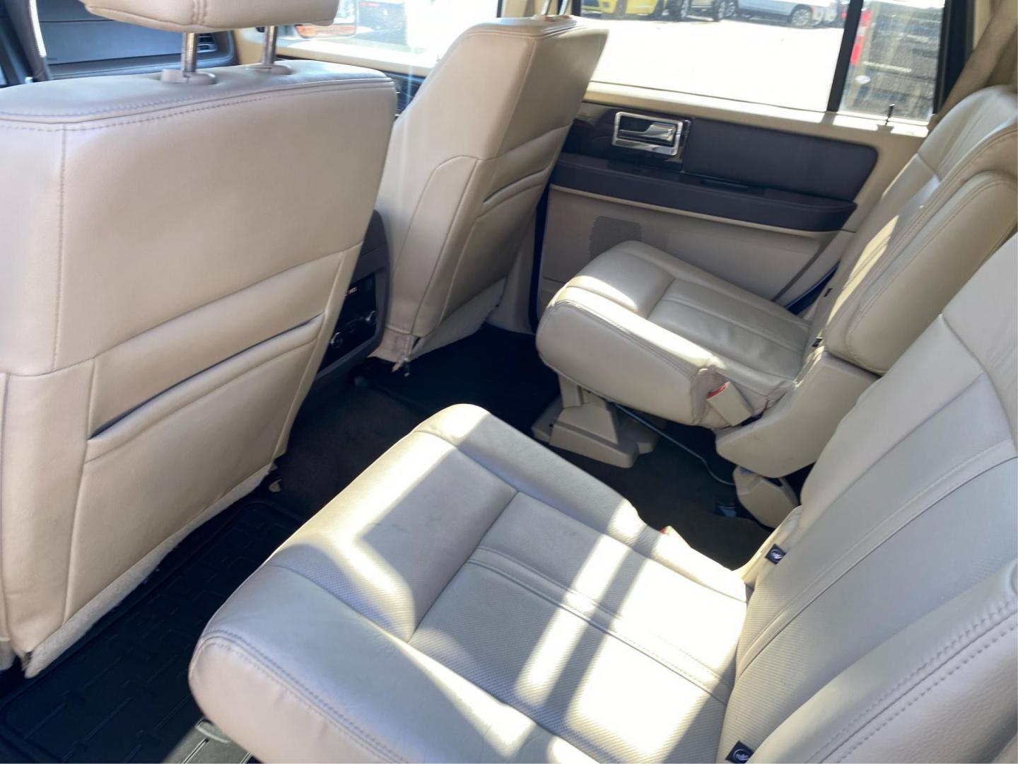 2015 WHITE LINCOLN NAVIGATOR (5LMJJ2JT4FE) with an 3.5L engine, Automatic transmission, located at 908 SE 14th Street, Des Moines, IA, 50317, (515) 281-0330, 41.580303, -93.597046 - Photo#9