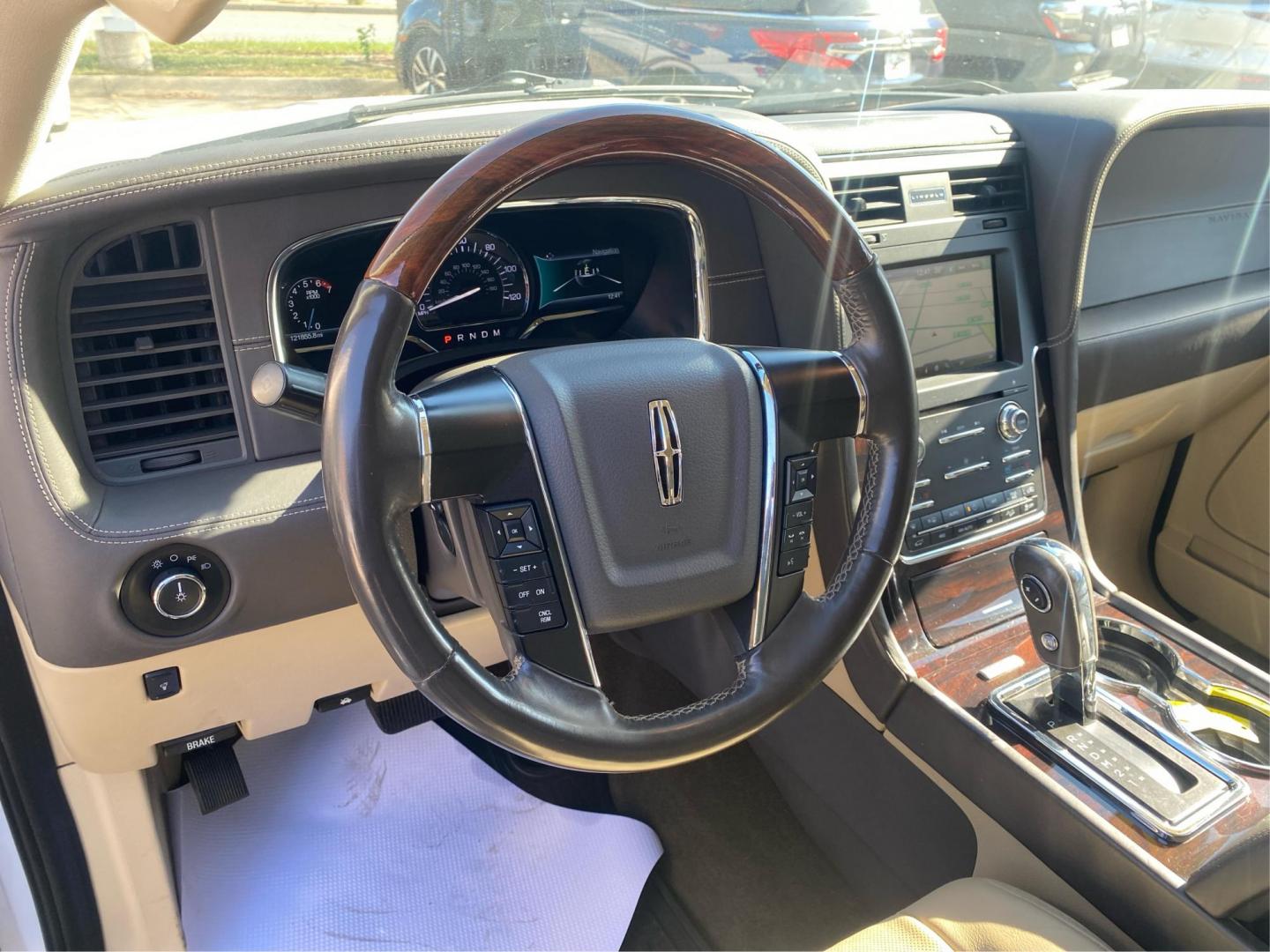 2015 WHITE LINCOLN NAVIGATOR (5LMJJ2JT4FE) with an 3.5L engine, Automatic transmission, located at 908 SE 14th Street, Des Moines, IA, 50317, (515) 281-0330, 41.580303, -93.597046 - Photo#16