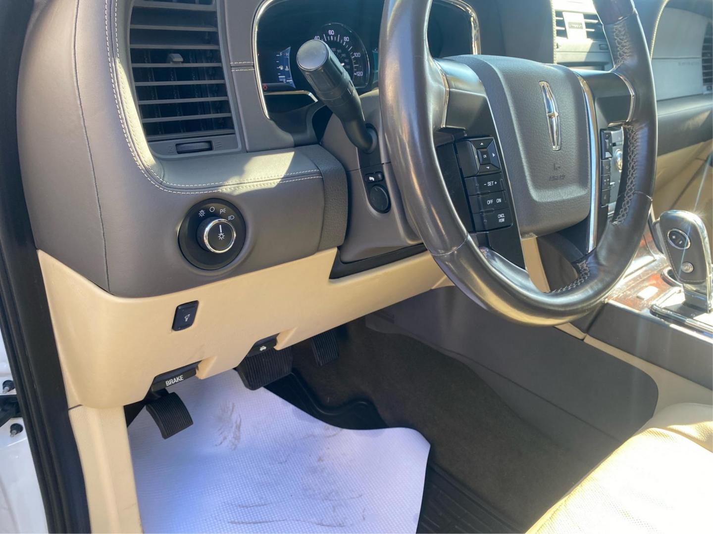 2015 WHITE LINCOLN NAVIGATOR (5LMJJ2JT4FE) with an 3.5L engine, Automatic transmission, located at 908 SE 14th Street, Des Moines, IA, 50317, (515) 281-0330, 41.580303, -93.597046 - Photo#17