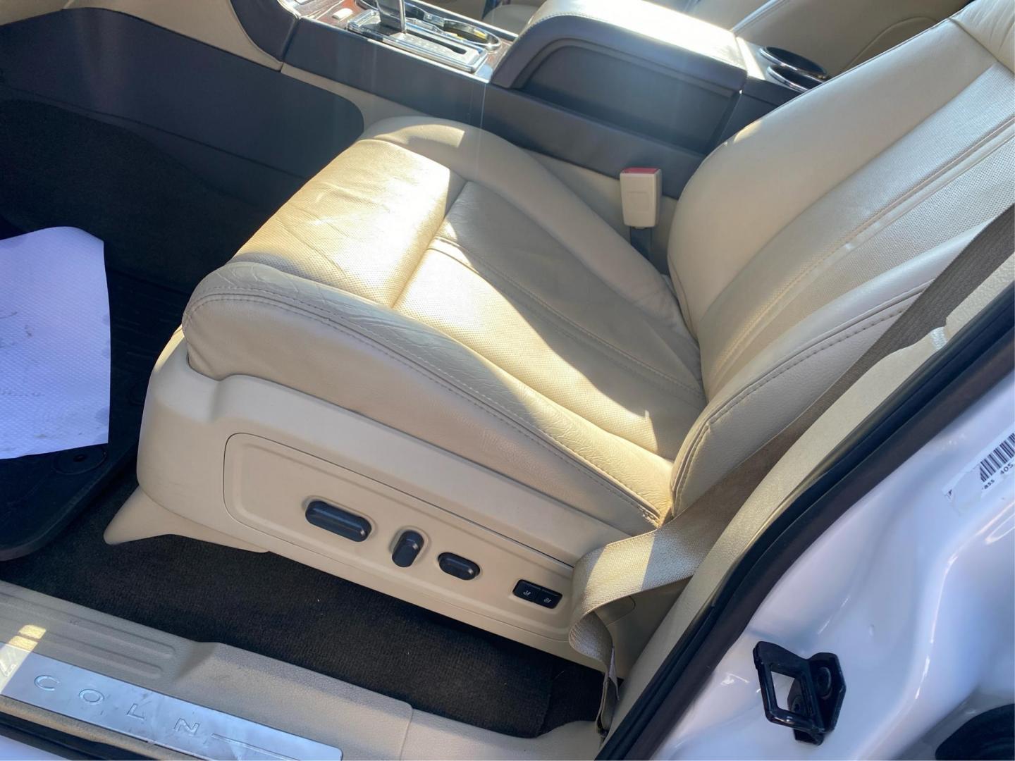 2015 WHITE LINCOLN NAVIGATOR (5LMJJ2JT4FE) with an 3.5L engine, Automatic transmission, located at 908 SE 14th Street, Des Moines, IA, 50317, (515) 281-0330, 41.580303, -93.597046 - Photo#18