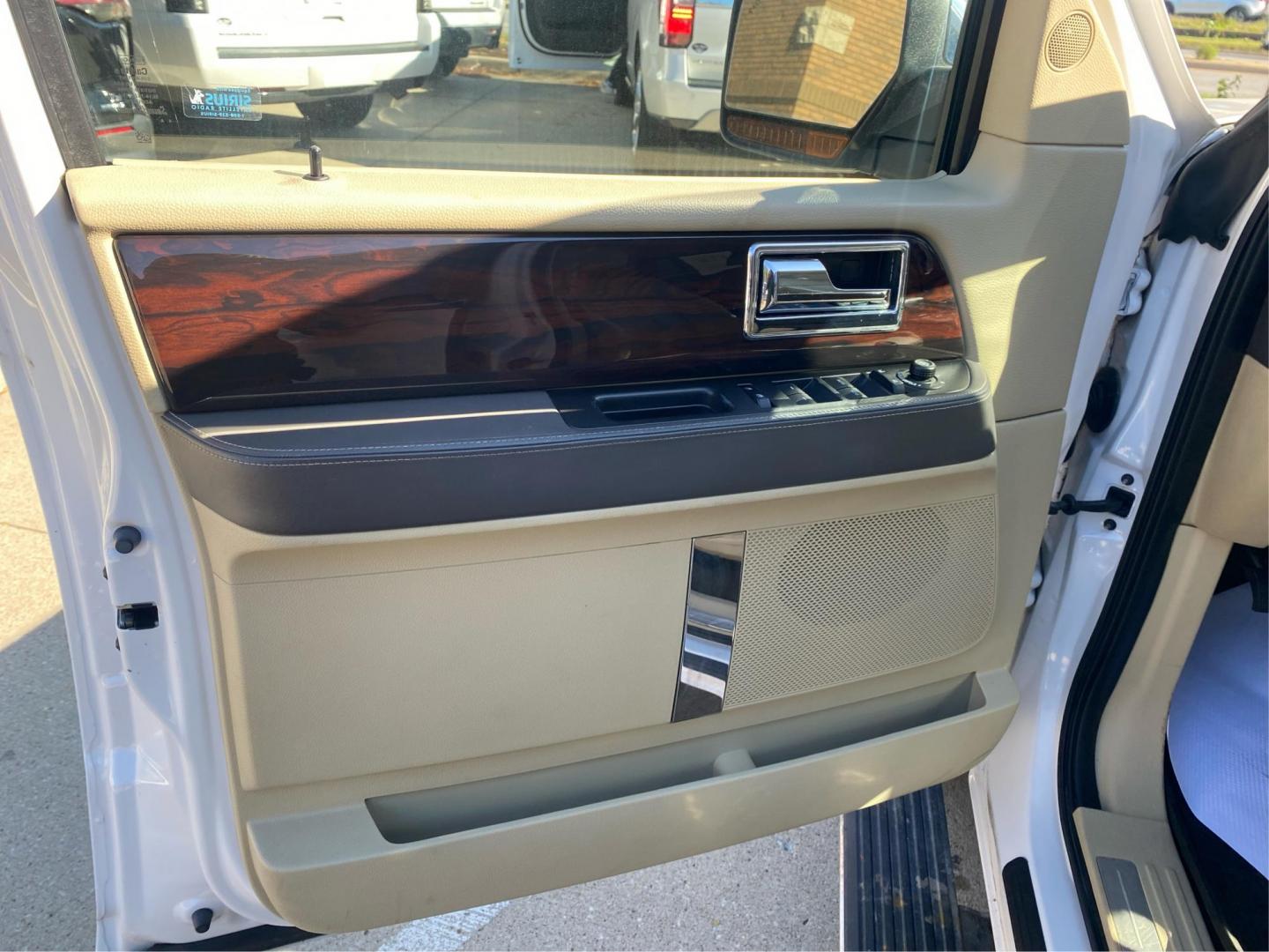 2015 WHITE LINCOLN NAVIGATOR (5LMJJ2JT4FE) with an 3.5L engine, Automatic transmission, located at 908 SE 14th Street, Des Moines, IA, 50317, (515) 281-0330, 41.580303, -93.597046 - Photo#19