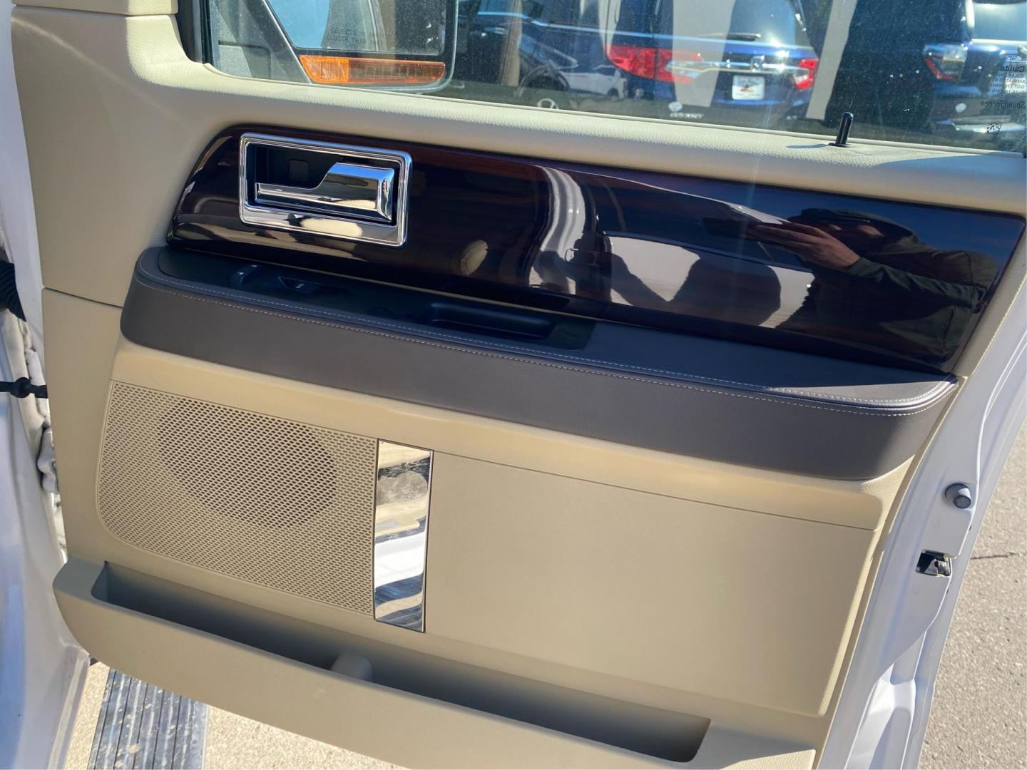 2015 WHITE LINCOLN NAVIGATOR (5LMJJ2JT4FE) with an 3.5L engine, Automatic transmission, located at 908 SE 14th Street, Des Moines, IA, 50317, (515) 281-0330, 41.580303, -93.597046 - Photo#20