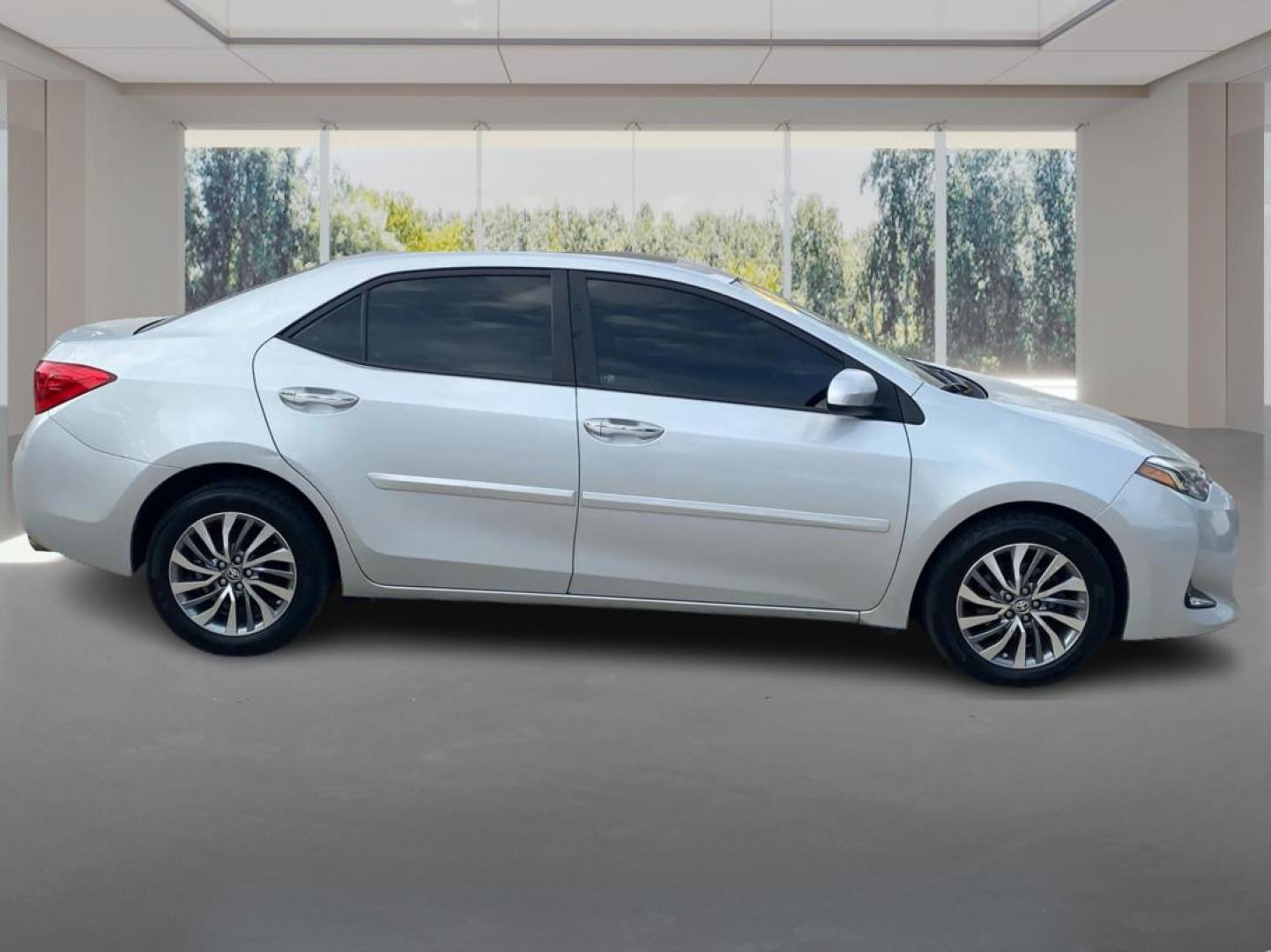 2018 SILVER TOYOTA COROLLA XLE (2T1BURHE6JC) with an 1.8L engine, Continuously Variable transmission, located at 908 SE 14th Street, Des Moines, IA, 50317, (515) 281-0330, 41.580303, -93.597046 - Photo#1