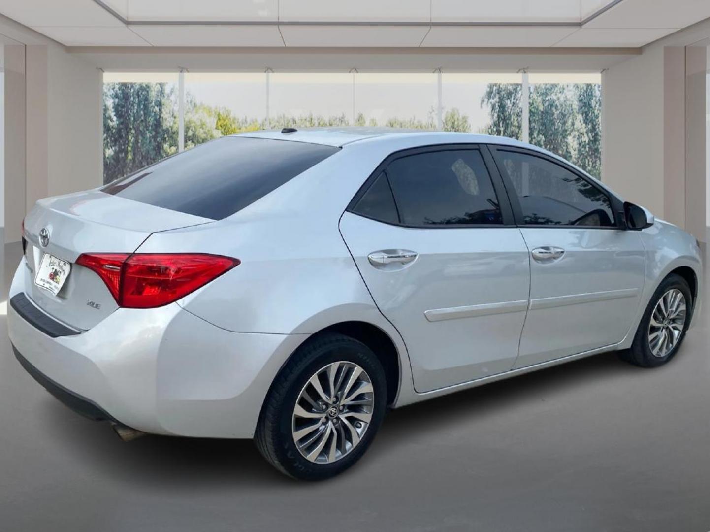 2018 SILVER TOYOTA COROLLA XLE (2T1BURHE6JC) with an 1.8L engine, Continuously Variable transmission, located at 908 SE 14th Street, Des Moines, IA, 50317, (515) 281-0330, 41.580303, -93.597046 - Photo#2