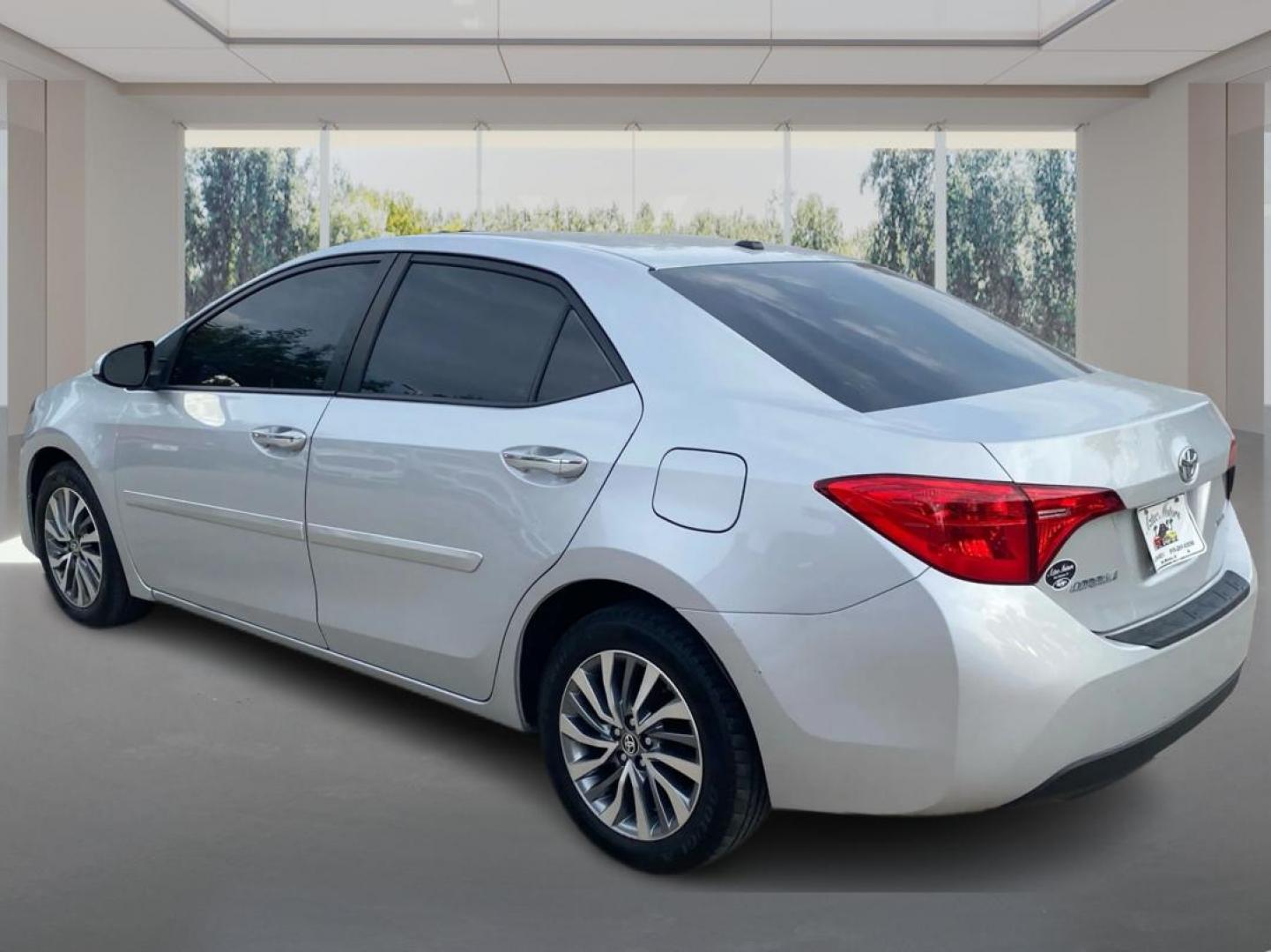 2018 SILVER TOYOTA COROLLA XLE (2T1BURHE6JC) with an 1.8L engine, Continuously Variable transmission, located at 908 SE 14th Street, Des Moines, IA, 50317, (515) 281-0330, 41.580303, -93.597046 - Photo#4