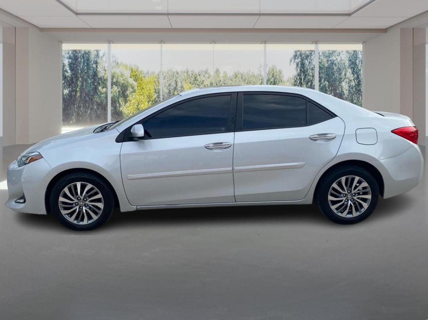 2018 SILVER TOYOTA COROLLA XLE (2T1BURHE6JC) with an 1.8L engine, Continuously Variable transmission, located at 908 SE 14th Street, Des Moines, IA, 50317, (515) 281-0330, 41.580303, -93.597046 - Photo#5