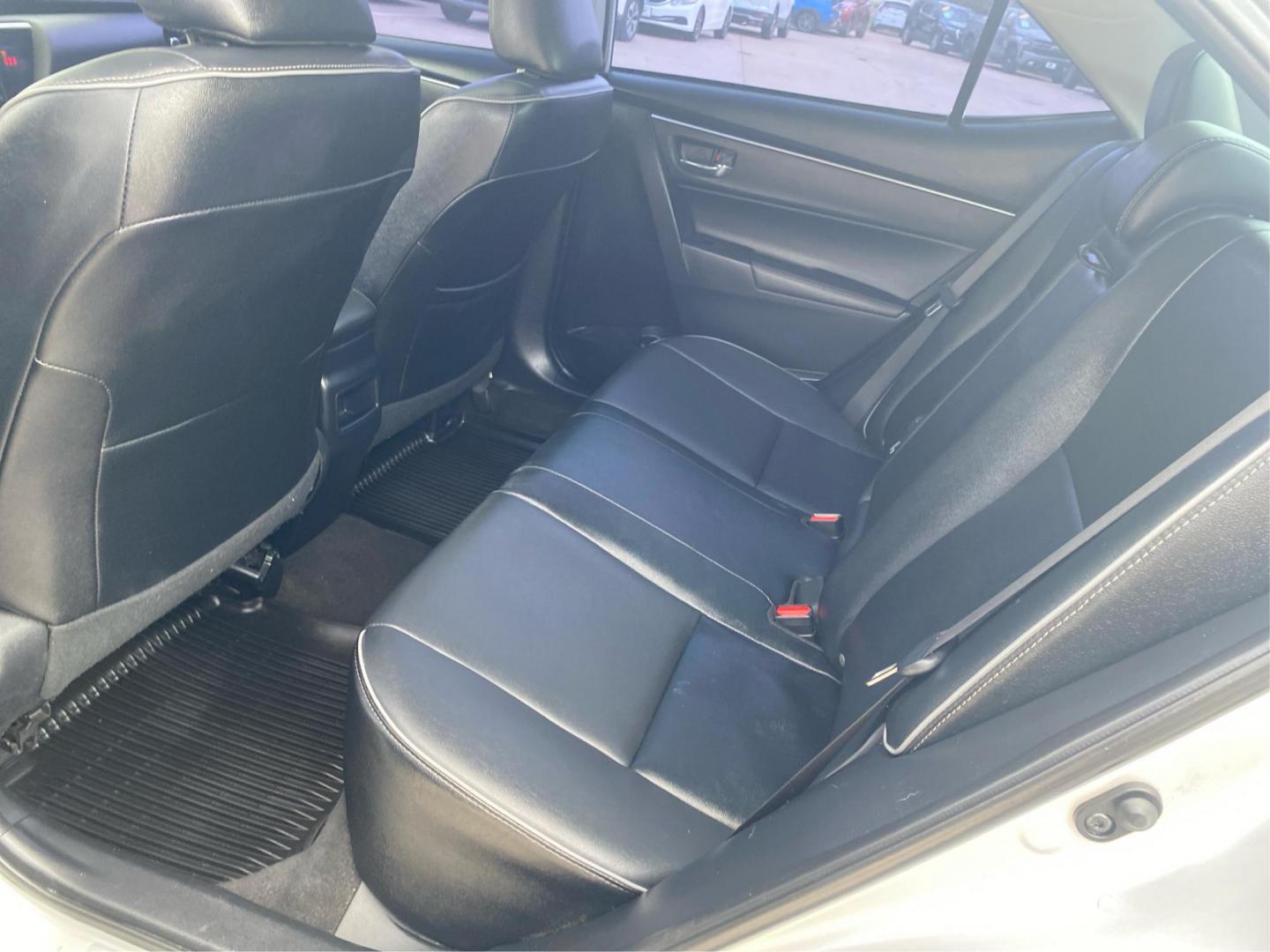 2018 SILVER TOYOTA COROLLA XLE (2T1BURHE6JC) with an 1.8L engine, Continuously Variable transmission, located at 908 SE 14th Street, Des Moines, IA, 50317, (515) 281-0330, 41.580303, -93.597046 - Photo#9