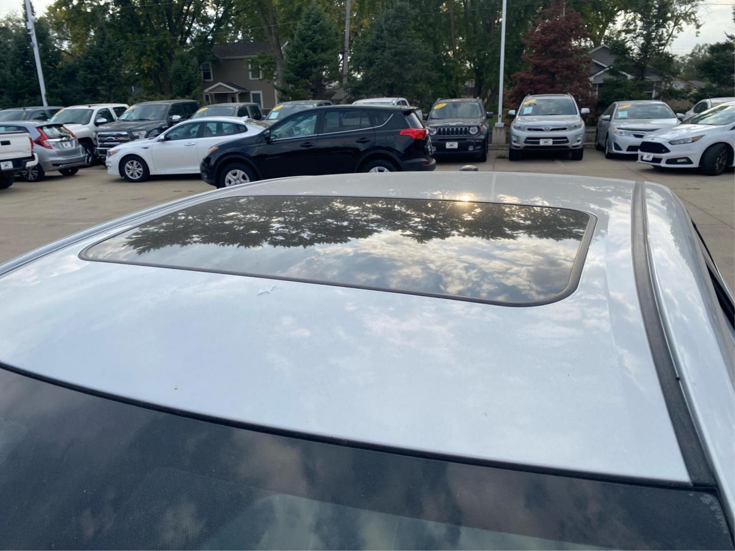 2018 SILVER TOYOTA COROLLA XLE (2T1BURHE6JC) with an 1.8L engine, Continuously Variable transmission, located at 908 SE 14th Street, Des Moines, IA, 50317, (515) 281-0330, 41.580303, -93.597046 - Photo#11