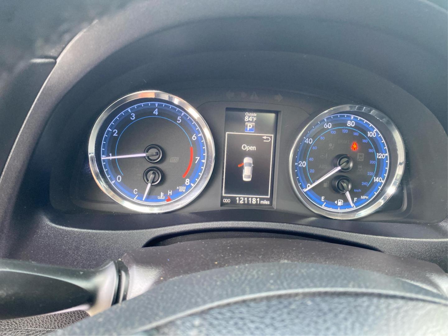 2018 SILVER TOYOTA COROLLA XLE (2T1BURHE6JC) with an 1.8L engine, Continuously Variable transmission, located at 908 SE 14th Street, Des Moines, IA, 50317, (515) 281-0330, 41.580303, -93.597046 - Photo#14