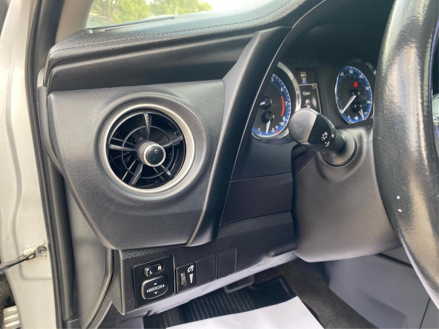 2018 SILVER TOYOTA COROLLA XLE (2T1BURHE6JC) with an 1.8L engine, Continuously Variable transmission, located at 908 SE 14th Street, Des Moines, IA, 50317, (515) 281-0330, 41.580303, -93.597046 - Photo#16