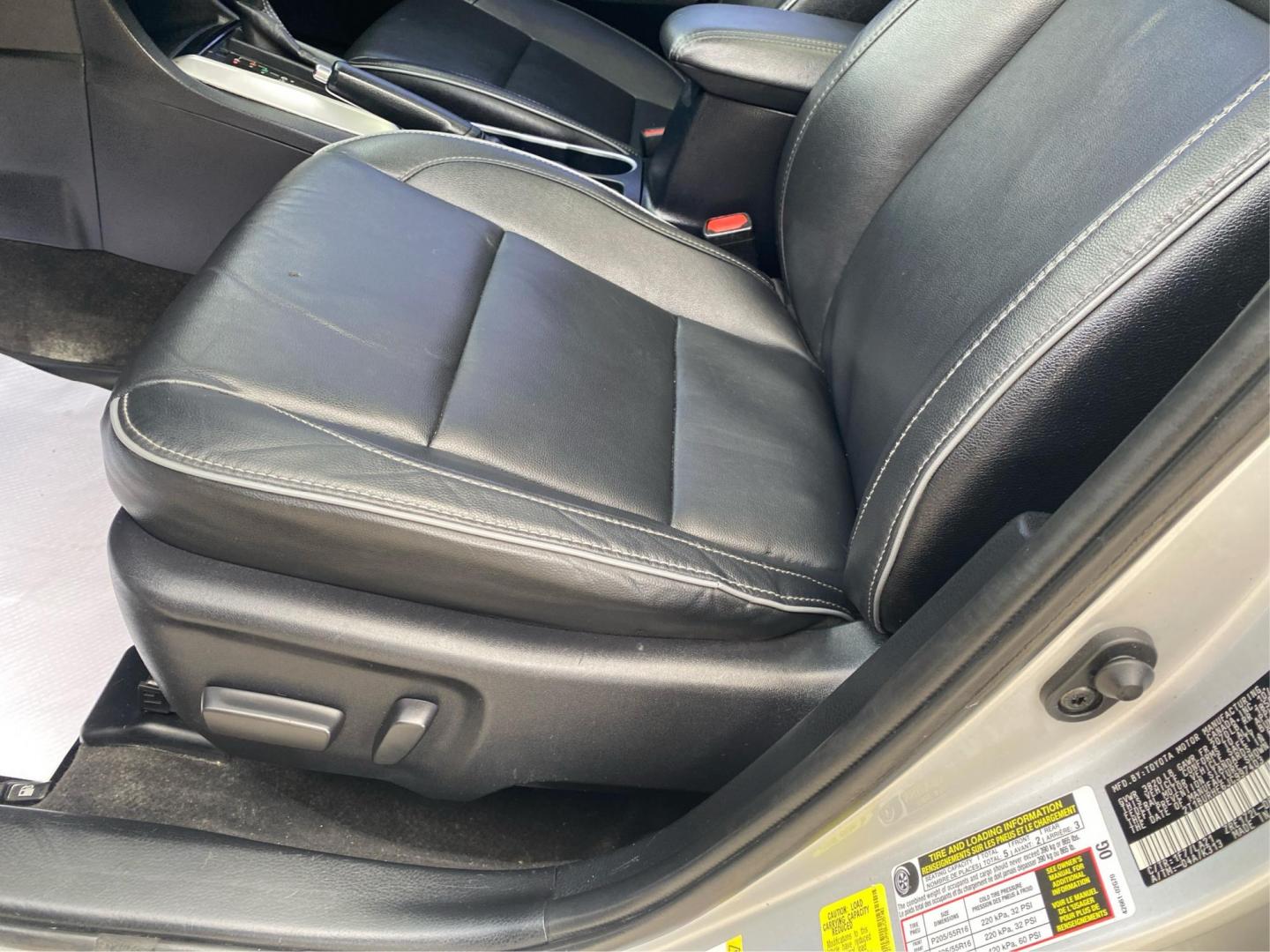 2018 SILVER TOYOTA COROLLA XLE (2T1BURHE6JC) with an 1.8L engine, Continuously Variable transmission, located at 908 SE 14th Street, Des Moines, IA, 50317, (515) 281-0330, 41.580303, -93.597046 - Photo#17