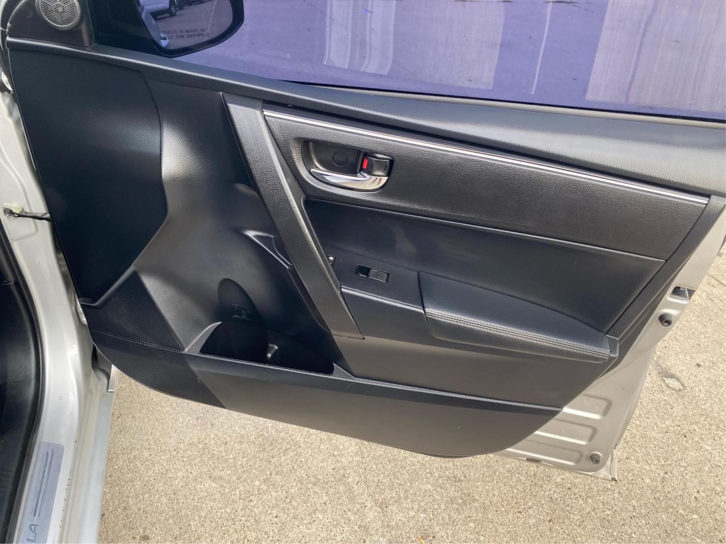 2018 SILVER TOYOTA COROLLA XLE (2T1BURHE6JC) with an 1.8L engine, Continuously Variable transmission, located at 908 SE 14th Street, Des Moines, IA, 50317, (515) 281-0330, 41.580303, -93.597046 - Photo#19