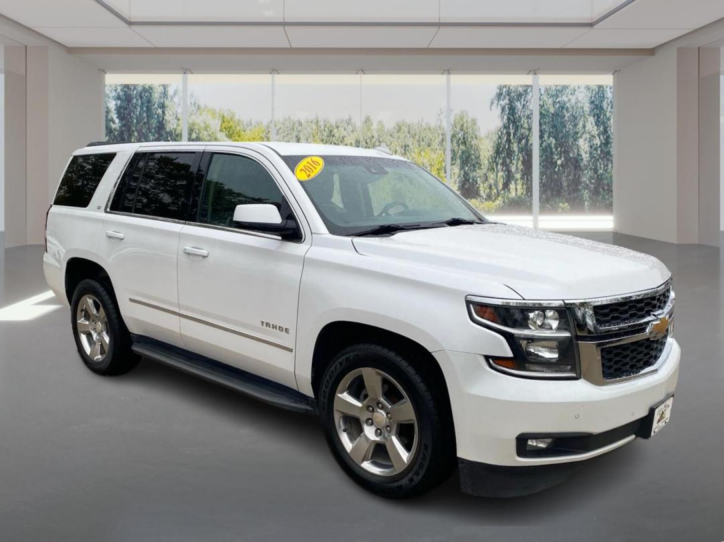 2016 WHITE CHEVROLET TAHOE 1500 LT (1GNSKBKC5GR) with an 5.3L engine, Automatic transmission, located at 908 SE 14th Street, Des Moines, IA, 50317, (515) 281-0330, 41.580303, -93.597046 - Photo#0