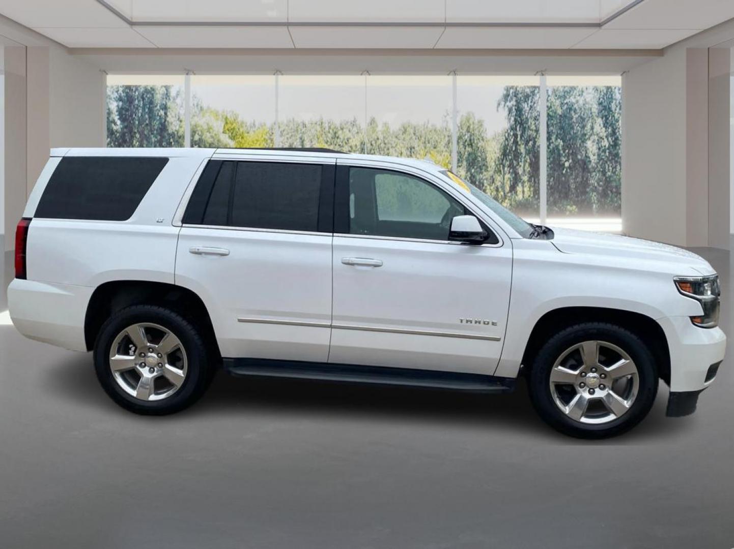 2016 WHITE CHEVROLET TAHOE 1500 LT (1GNSKBKC5GR) with an 5.3L engine, Automatic transmission, located at 908 SE 14th Street, Des Moines, IA, 50317, (515) 281-0330, 41.580303, -93.597046 - Photo#1