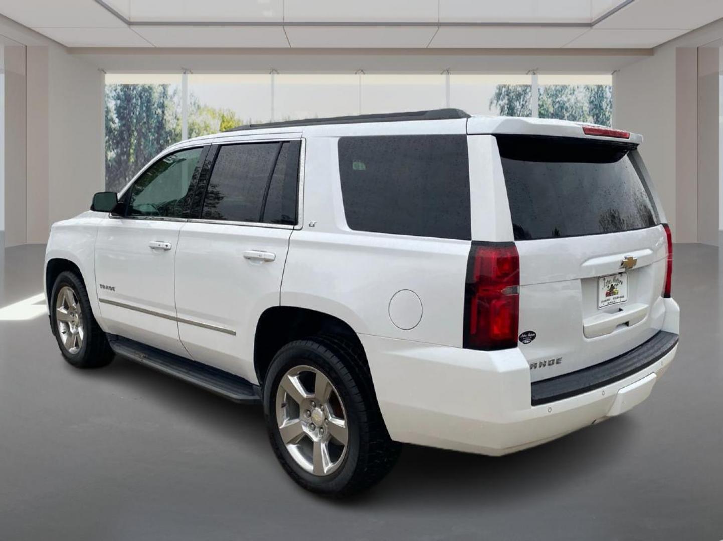 2016 WHITE CHEVROLET TAHOE 1500 LT (1GNSKBKC5GR) with an 5.3L engine, Automatic transmission, located at 908 SE 14th Street, Des Moines, IA, 50317, (515) 281-0330, 41.580303, -93.597046 - Photo#4