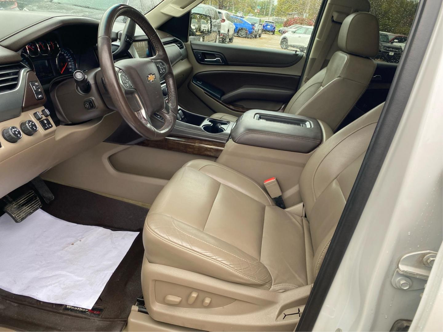 2016 WHITE CHEVROLET TAHOE 1500 LT (1GNSKBKC5GR) with an 5.3L engine, Automatic transmission, located at 908 SE 14th Street, Des Moines, IA, 50317, (515) 281-0330, 41.580303, -93.597046 - Photo#8