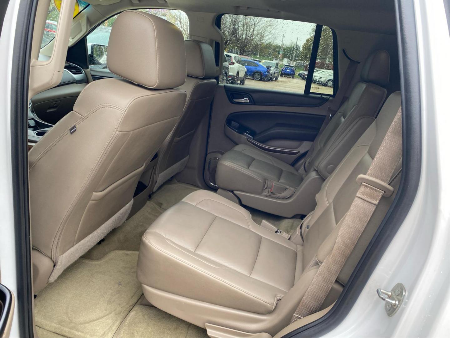 2016 WHITE CHEVROLET TAHOE 1500 LT (1GNSKBKC5GR) with an 5.3L engine, Automatic transmission, located at 908 SE 14th Street, Des Moines, IA, 50317, (515) 281-0330, 41.580303, -93.597046 - Photo#9