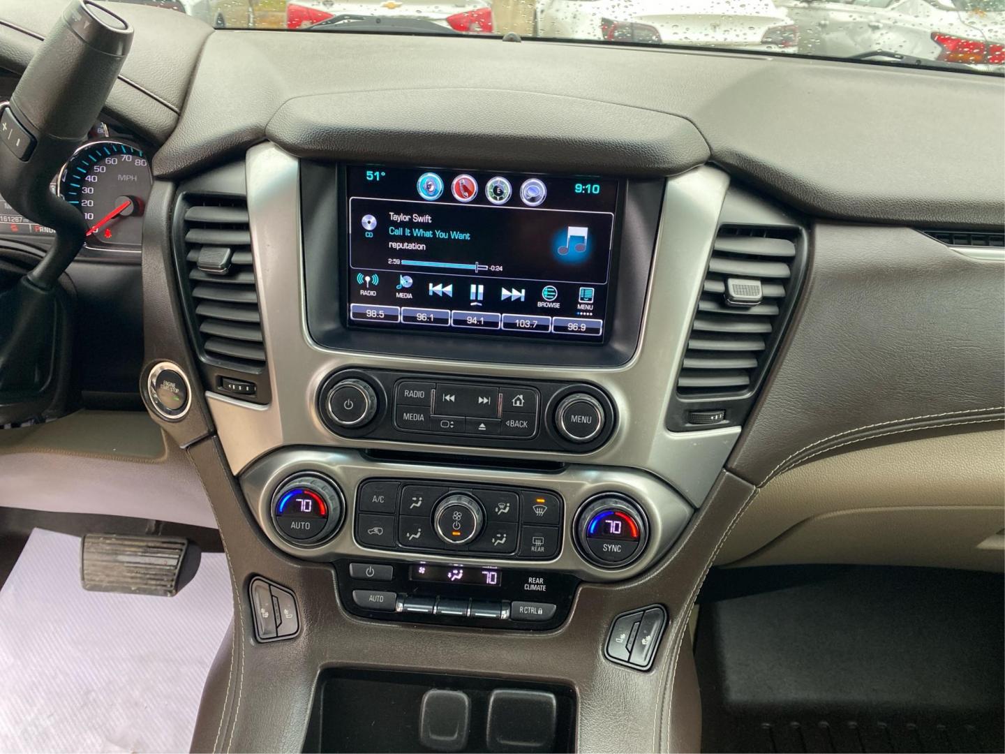 2016 WHITE CHEVROLET TAHOE 1500 LT (1GNSKBKC5GR) with an 5.3L engine, Automatic transmission, located at 908 SE 14th Street, Des Moines, IA, 50317, (515) 281-0330, 41.580303, -93.597046 - Photo#13