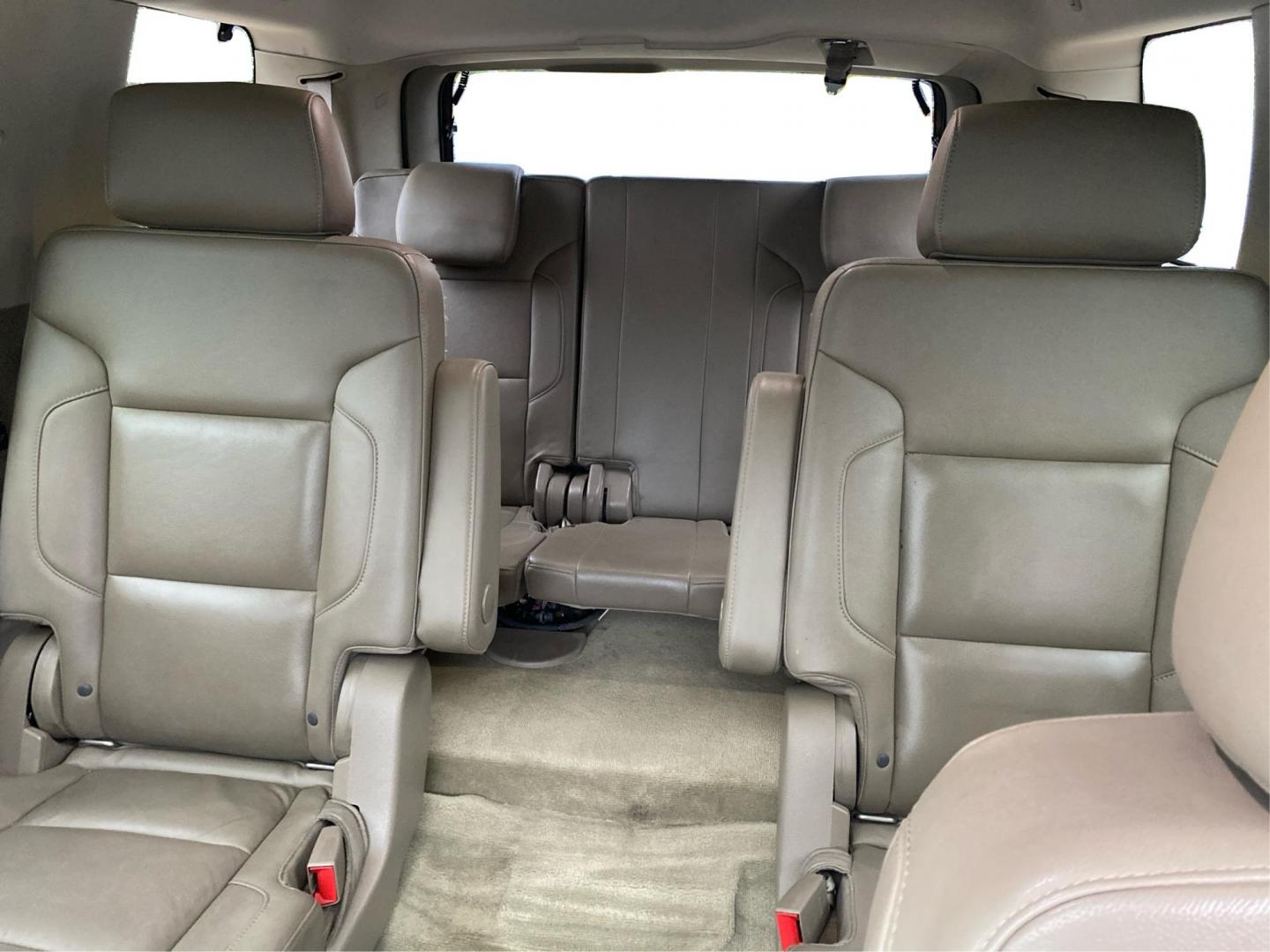 2016 WHITE CHEVROLET TAHOE 1500 LT (1GNSKBKC5GR) with an 5.3L engine, Automatic transmission, located at 908 SE 14th Street, Des Moines, IA, 50317, (515) 281-0330, 41.580303, -93.597046 - Photo#14