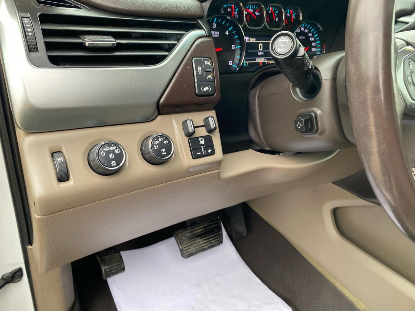 2016 WHITE CHEVROLET TAHOE 1500 LT (1GNSKBKC5GR) with an 5.3L engine, Automatic transmission, located at 908 SE 14th Street, Des Moines, IA, 50317, (515) 281-0330, 41.580303, -93.597046 - Photo#17