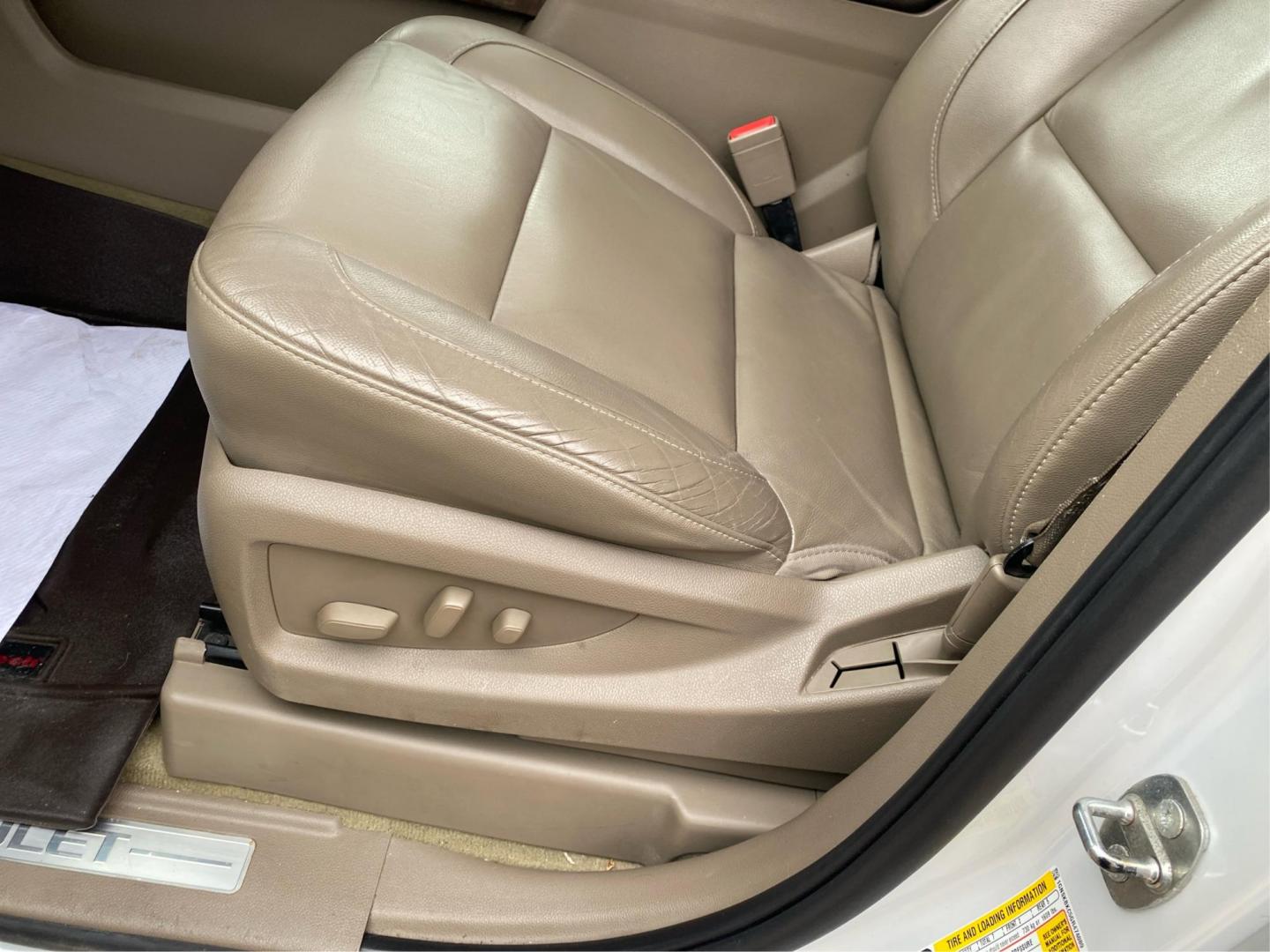 2016 WHITE CHEVROLET TAHOE 1500 LT (1GNSKBKC5GR) with an 5.3L engine, Automatic transmission, located at 908 SE 14th Street, Des Moines, IA, 50317, (515) 281-0330, 41.580303, -93.597046 - Photo#18