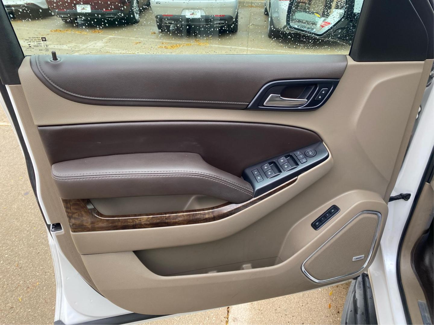 2016 WHITE CHEVROLET TAHOE 1500 LT (1GNSKBKC5GR) with an 5.3L engine, Automatic transmission, located at 908 SE 14th Street, Des Moines, IA, 50317, (515) 281-0330, 41.580303, -93.597046 - Photo#19