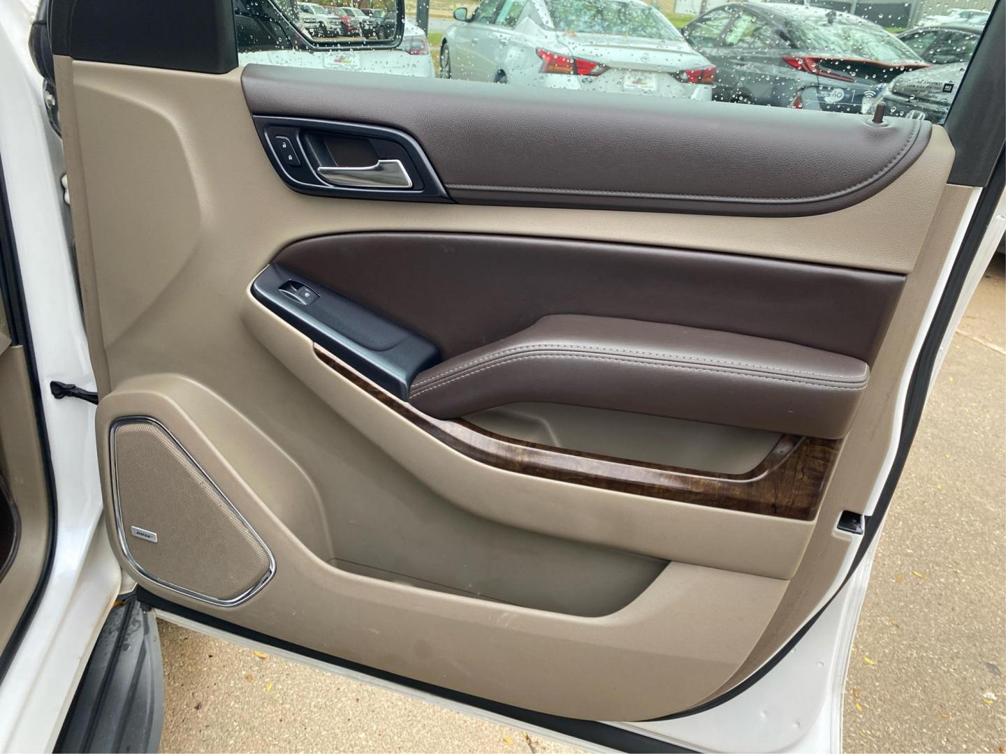 2016 WHITE CHEVROLET TAHOE 1500 LT (1GNSKBKC5GR) with an 5.3L engine, Automatic transmission, located at 908 SE 14th Street, Des Moines, IA, 50317, (515) 281-0330, 41.580303, -93.597046 - Photo#20