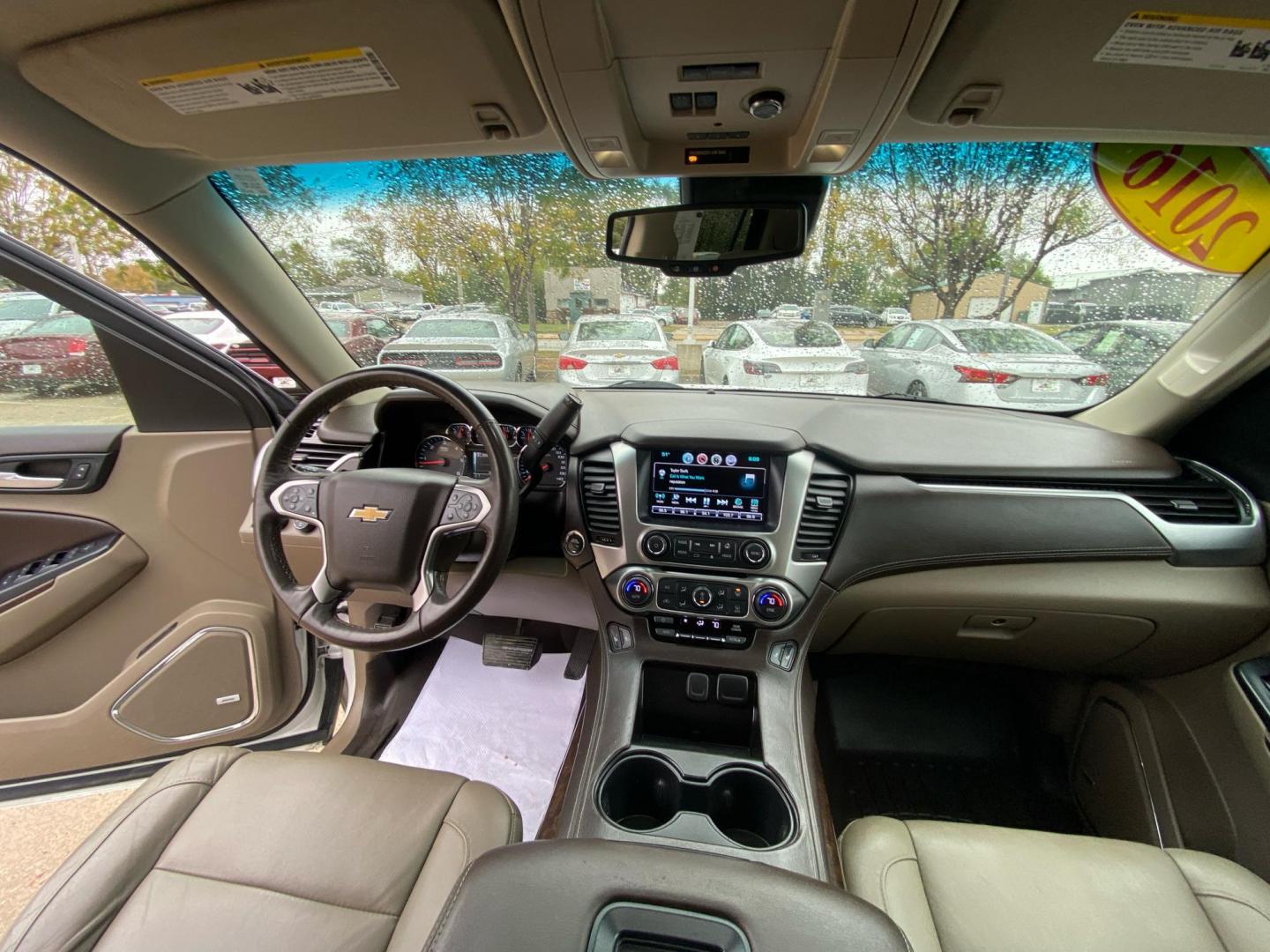 2016 WHITE CHEVROLET TAHOE 1500 LT (1GNSKBKC5GR) with an 5.3L engine, Automatic transmission, located at 908 SE 14th Street, Des Moines, IA, 50317, (515) 281-0330, 41.580303, -93.597046 - Photo#21