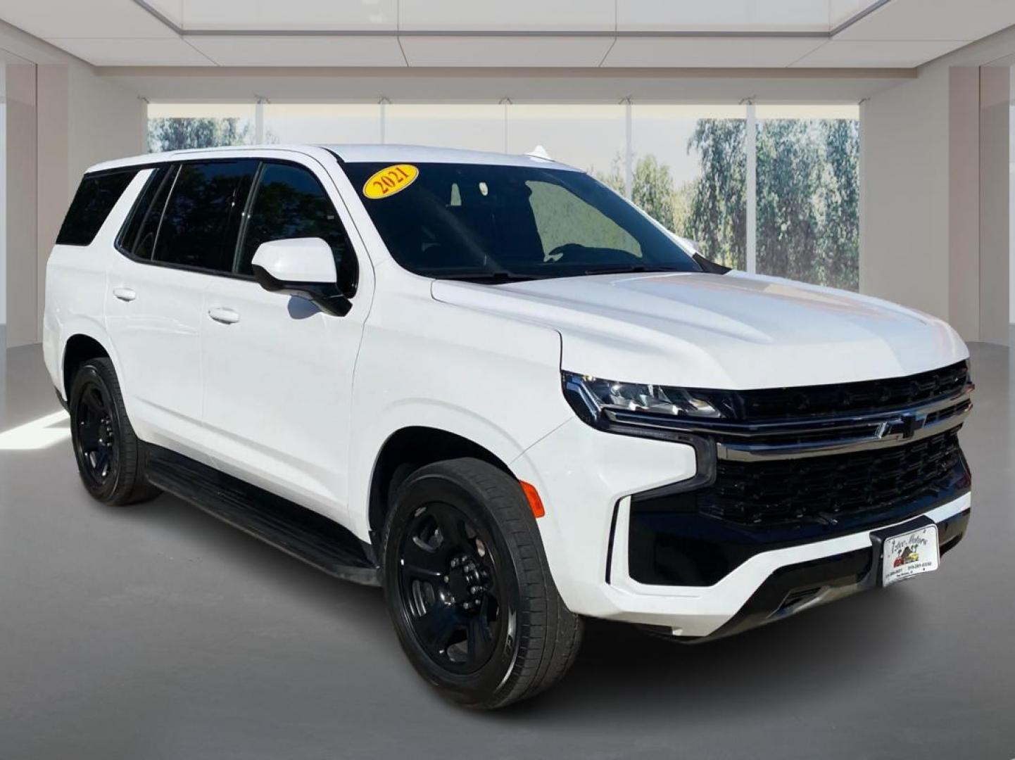 2021 WHITE CHEVROLET TAHOE 1500 (1GNSKLED5MR) with an 5.3L engine, Automatic transmission, located at 908 SE 14th Street, Des Moines, IA, 50317, (515) 281-0330, 41.580303, -93.597046 - Photo#0