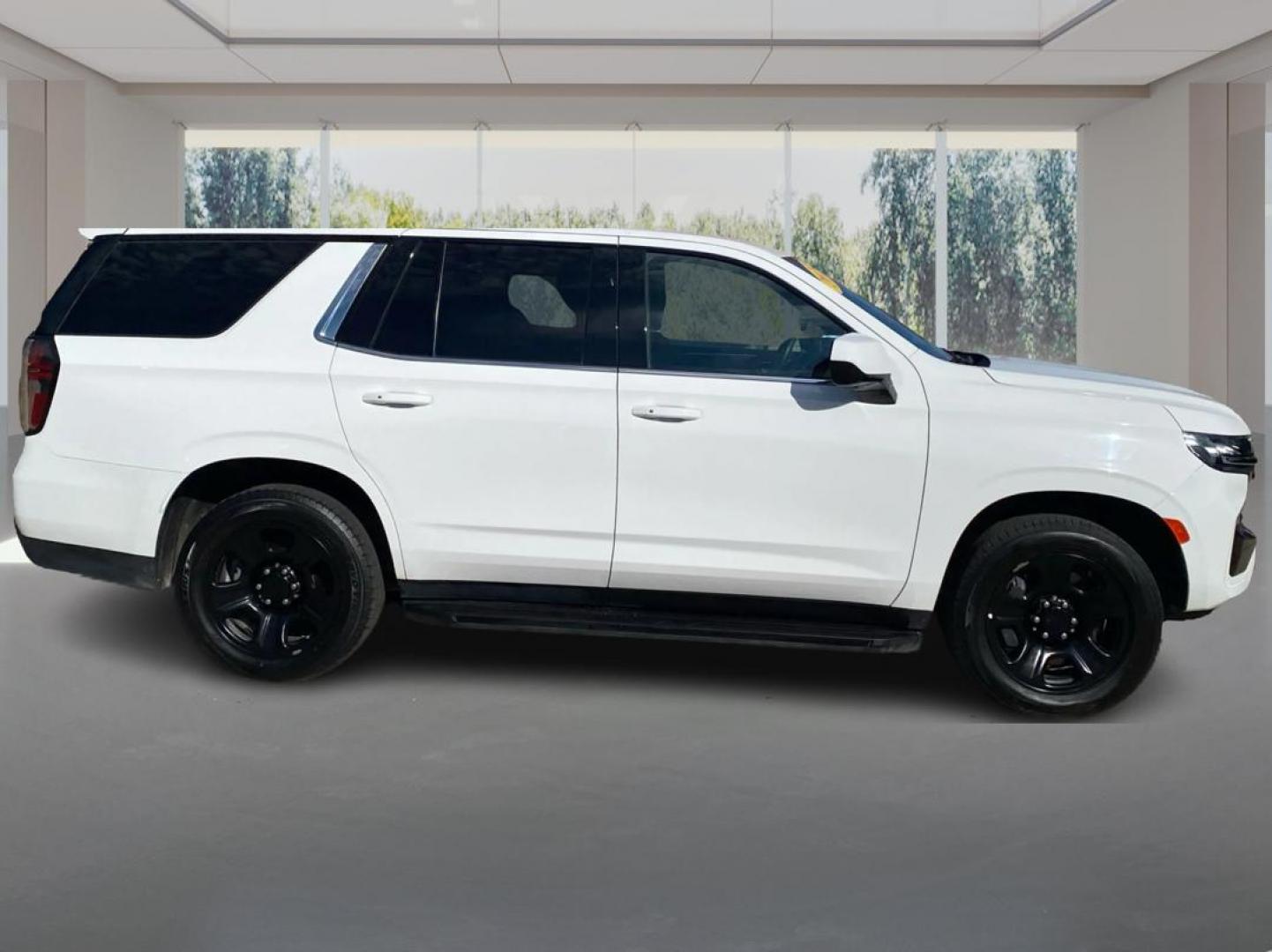 2021 WHITE CHEVROLET TAHOE 1500 (1GNSKLED5MR) with an 5.3L engine, Automatic transmission, located at 908 SE 14th Street, Des Moines, IA, 50317, (515) 281-0330, 41.580303, -93.597046 - Photo#1