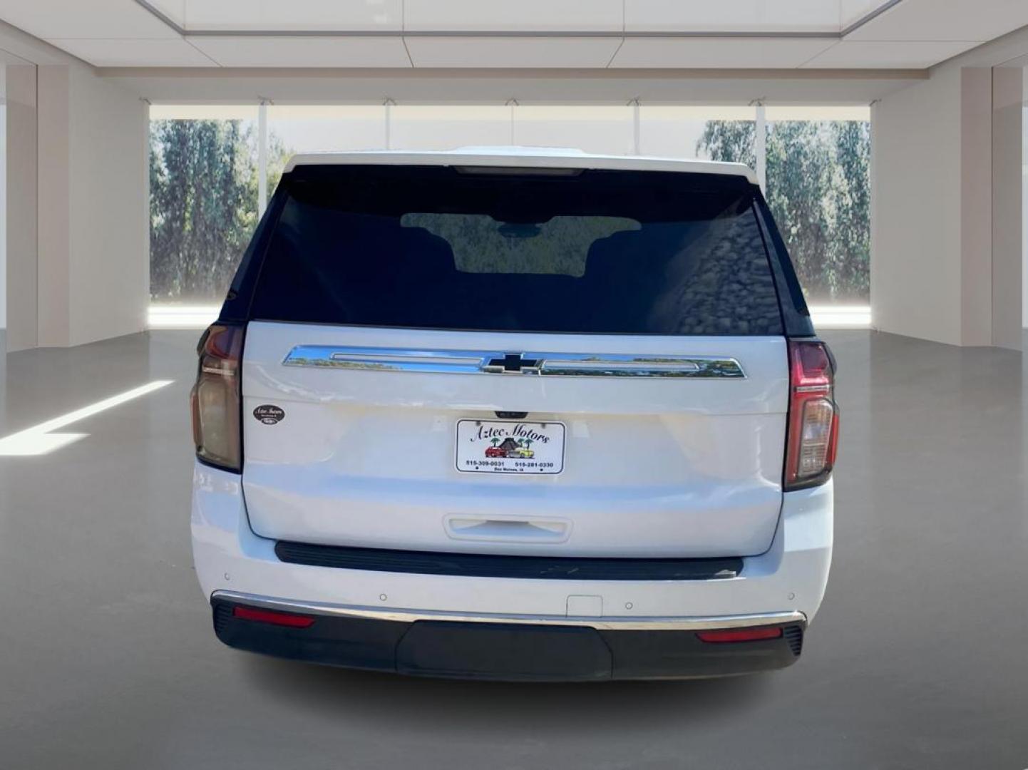 2021 WHITE CHEVROLET TAHOE 1500 (1GNSKLED5MR) with an 5.3L engine, Automatic transmission, located at 908 SE 14th Street, Des Moines, IA, 50317, (515) 281-0330, 41.580303, -93.597046 - Photo#3