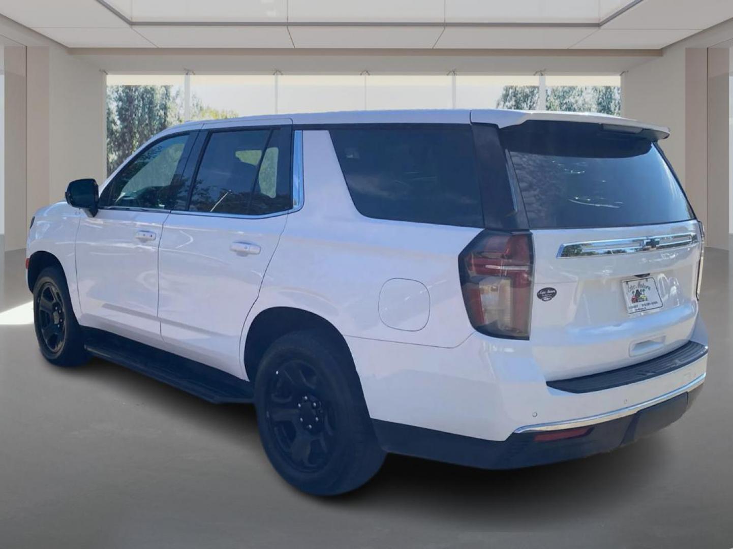 2021 WHITE CHEVROLET TAHOE 1500 (1GNSKLED5MR) with an 5.3L engine, Automatic transmission, located at 908 SE 14th Street, Des Moines, IA, 50317, (515) 281-0330, 41.580303, -93.597046 - Photo#4