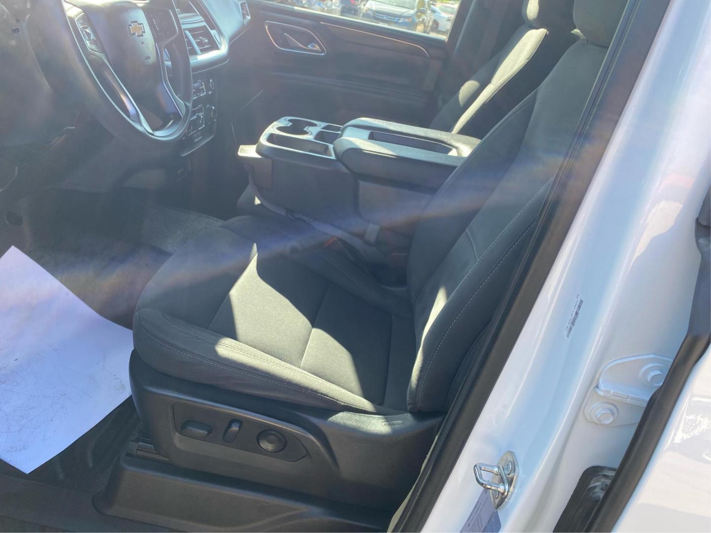 2021 WHITE CHEVROLET TAHOE 1500 (1GNSKLED5MR) with an 5.3L engine, Automatic transmission, located at 908 SE 14th Street, Des Moines, IA, 50317, (515) 281-0330, 41.580303, -93.597046 - Photo#8