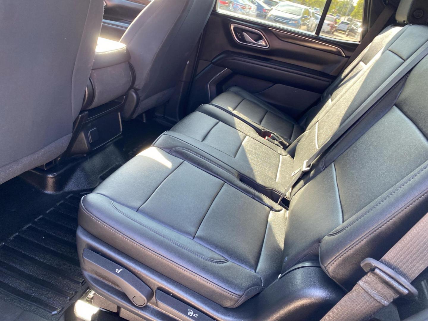 2021 WHITE CHEVROLET TAHOE 1500 (1GNSKLED5MR) with an 5.3L engine, Automatic transmission, located at 908 SE 14th Street, Des Moines, IA, 50317, (515) 281-0330, 41.580303, -93.597046 - Photo#9