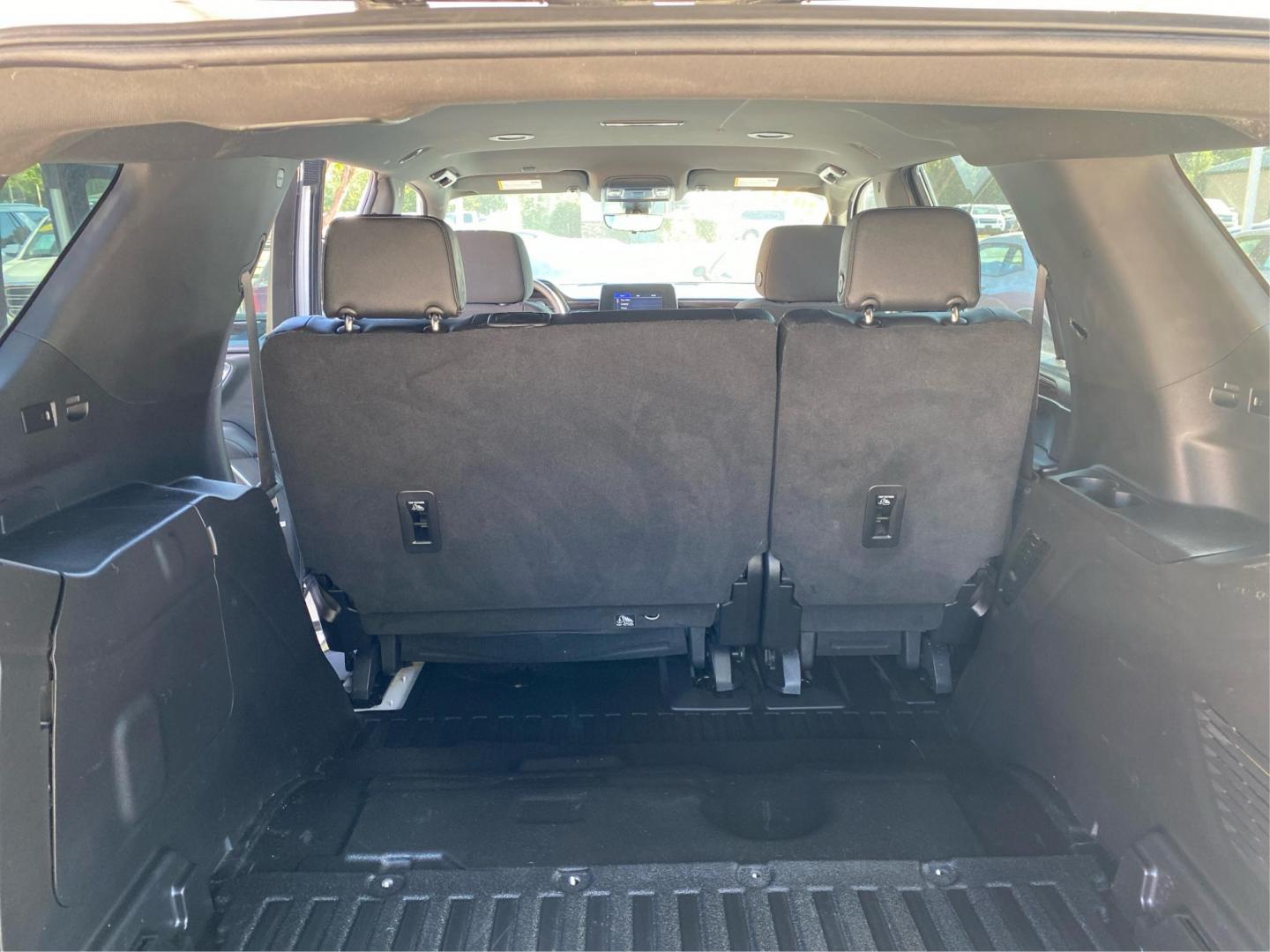 2021 WHITE CHEVROLET TAHOE 1500 (1GNSKLED5MR) with an 5.3L engine, Automatic transmission, located at 908 SE 14th Street, Des Moines, IA, 50317, (515) 281-0330, 41.580303, -93.597046 - Photo#12