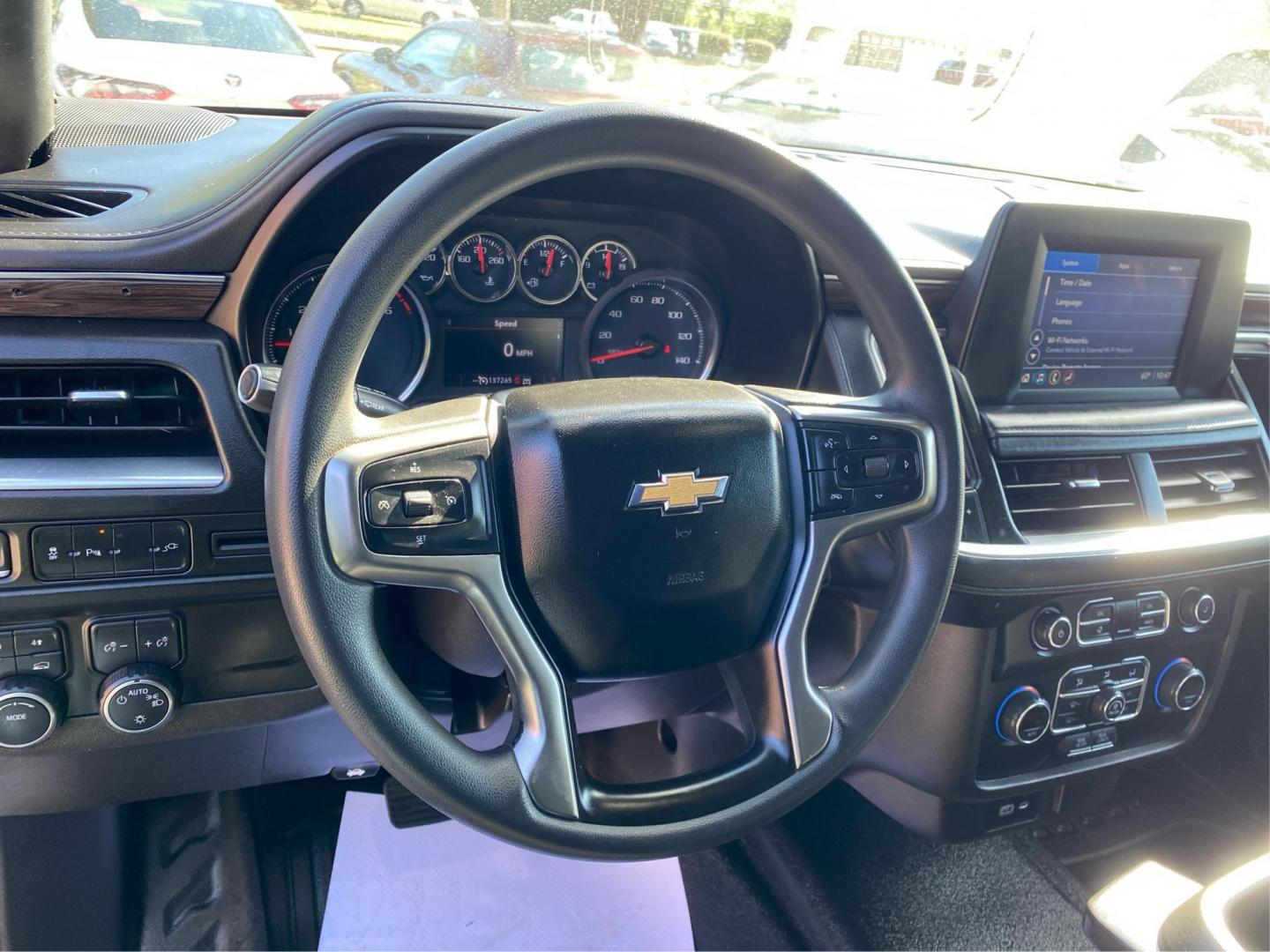 2021 WHITE CHEVROLET TAHOE 1500 (1GNSKLED5MR) with an 5.3L engine, Automatic transmission, located at 908 SE 14th Street, Des Moines, IA, 50317, (515) 281-0330, 41.580303, -93.597046 - Photo#16