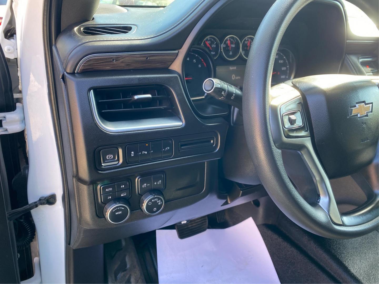 2021 WHITE CHEVROLET TAHOE 1500 (1GNSKLED5MR) with an 5.3L engine, Automatic transmission, located at 908 SE 14th Street, Des Moines, IA, 50317, (515) 281-0330, 41.580303, -93.597046 - Photo#17