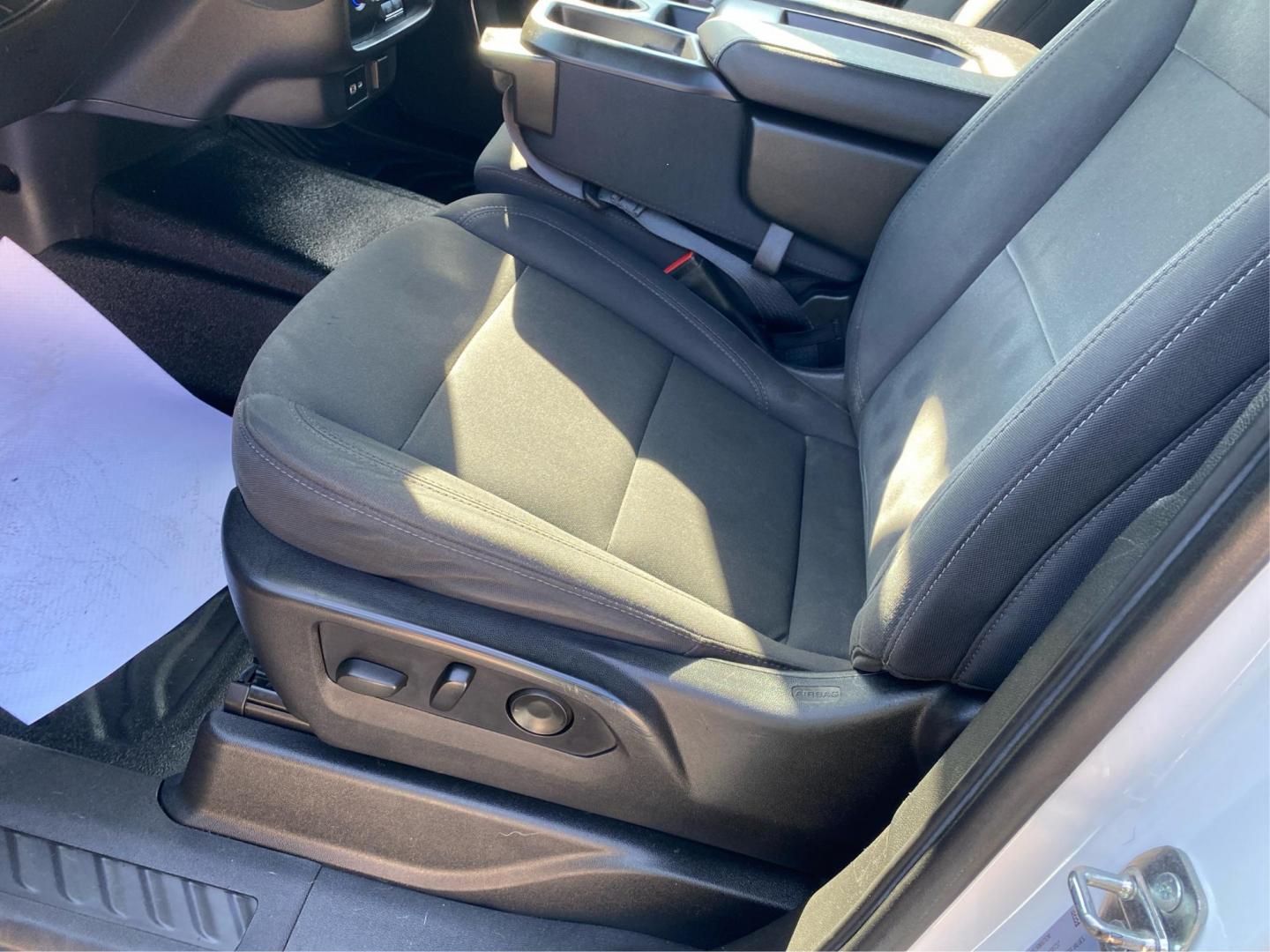 2021 WHITE CHEVROLET TAHOE 1500 (1GNSKLED5MR) with an 5.3L engine, Automatic transmission, located at 908 SE 14th Street, Des Moines, IA, 50317, (515) 281-0330, 41.580303, -93.597046 - Photo#18