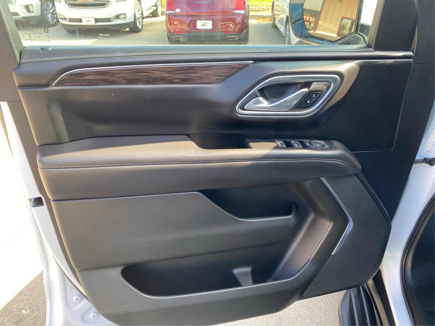 2021 WHITE CHEVROLET TAHOE 1500 (1GNSKLED5MR) with an 5.3L engine, Automatic transmission, located at 908 SE 14th Street, Des Moines, IA, 50317, (515) 281-0330, 41.580303, -93.597046 - Photo#19