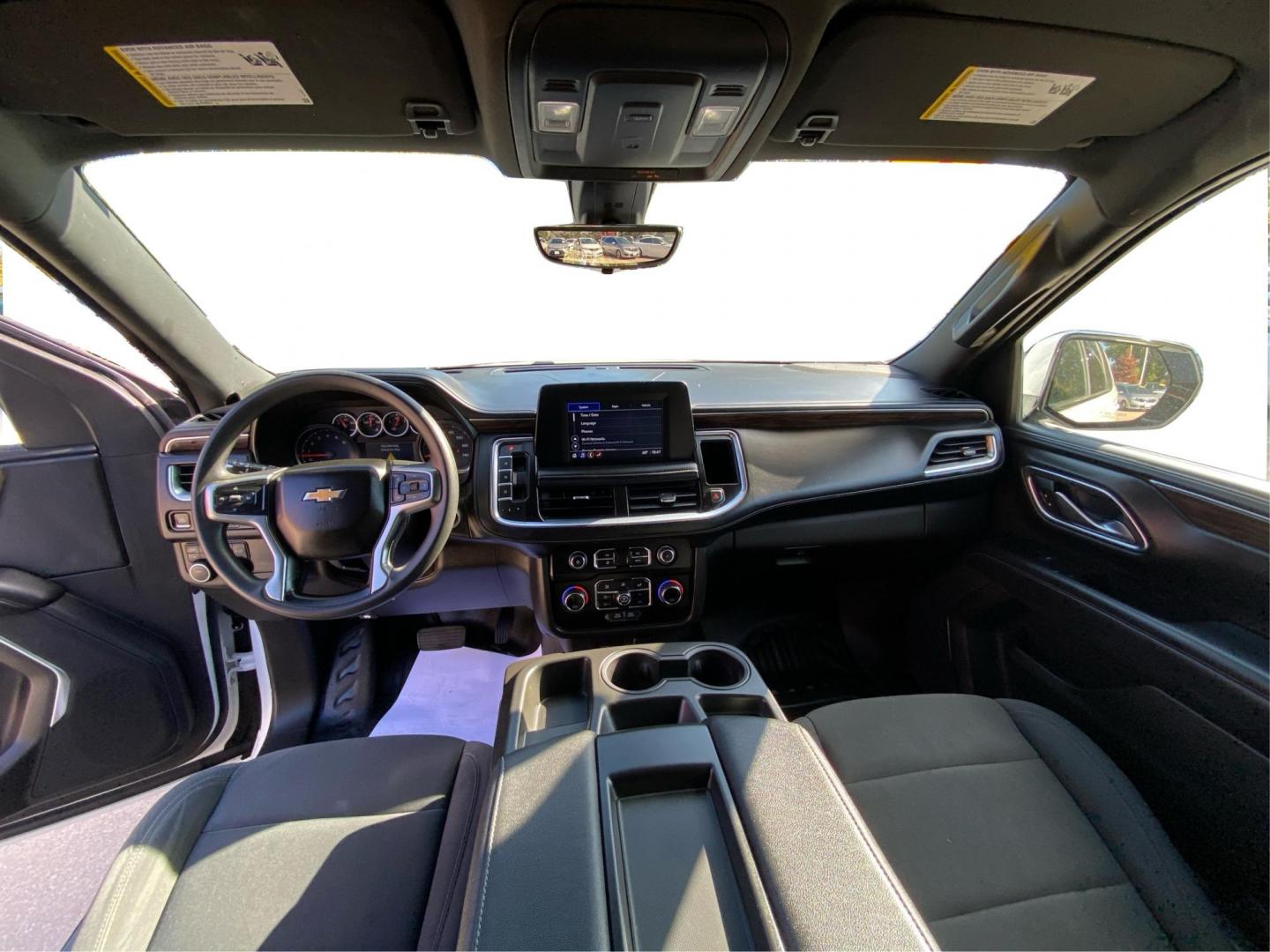 2021 WHITE CHEVROLET TAHOE 1500 (1GNSKLED5MR) with an 5.3L engine, Automatic transmission, located at 908 SE 14th Street, Des Moines, IA, 50317, (515) 281-0330, 41.580303, -93.597046 - Photo#22